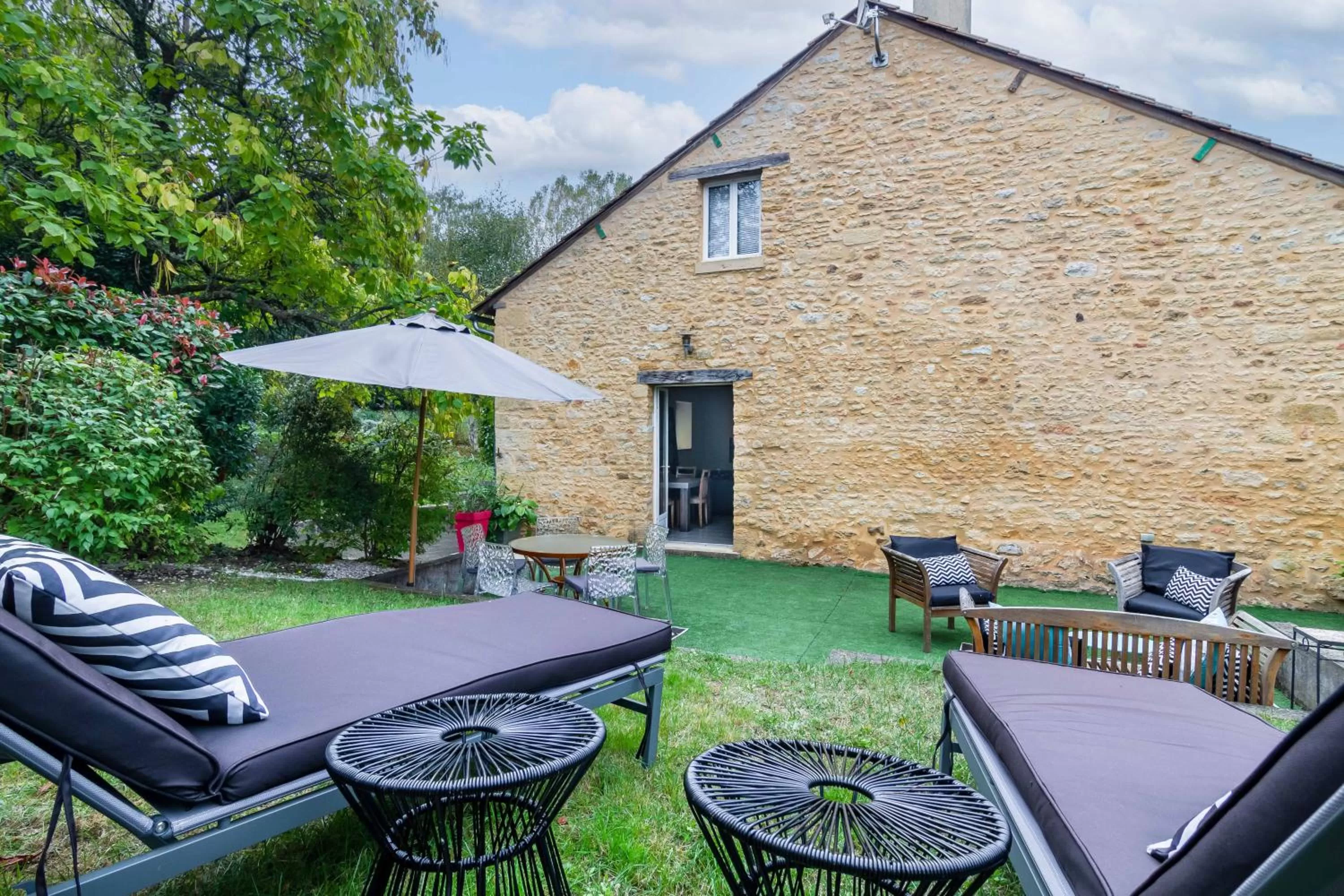 Patio, Property Building in Le Clos Vallis