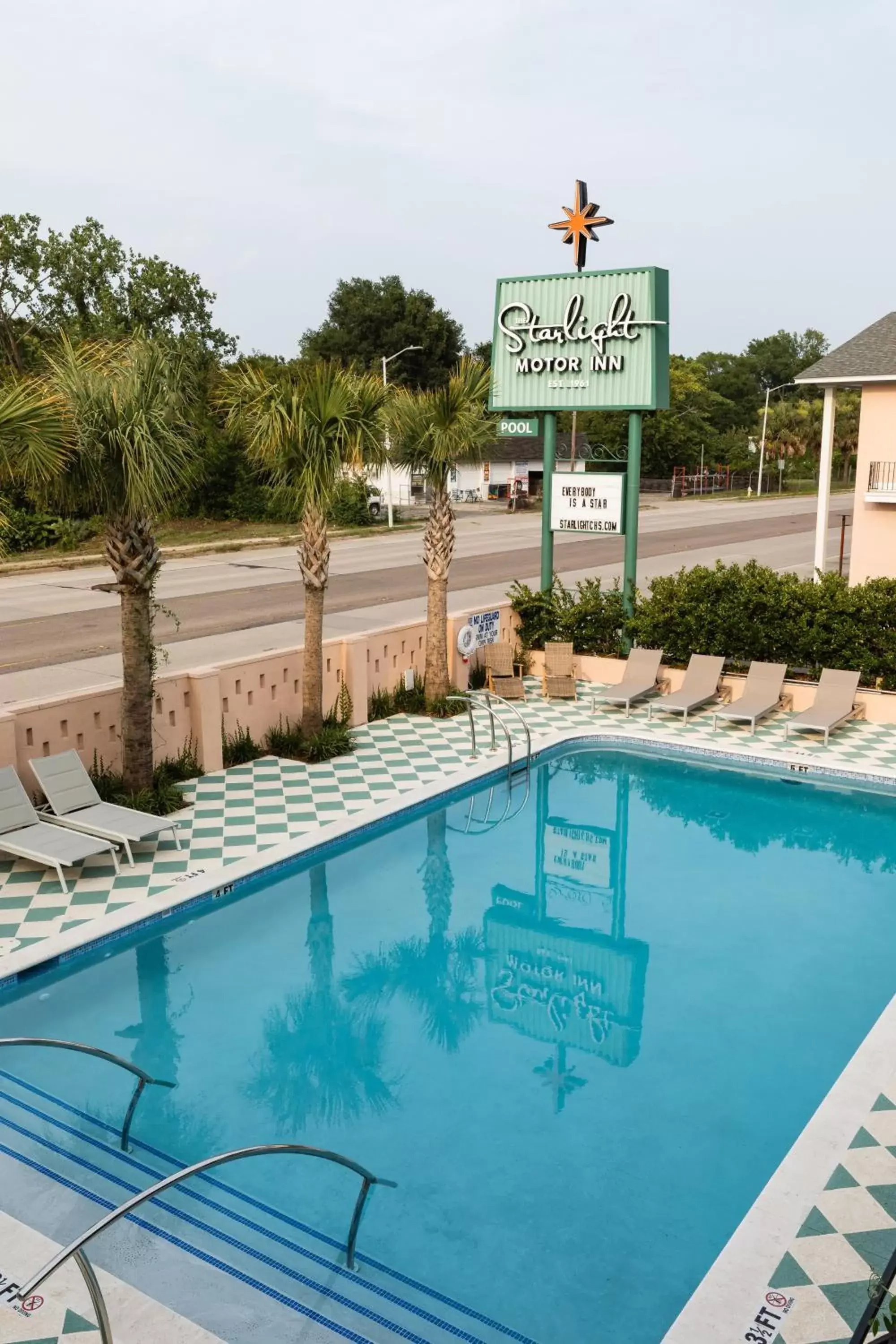 Swimming Pool in The Starlight Motor Inn