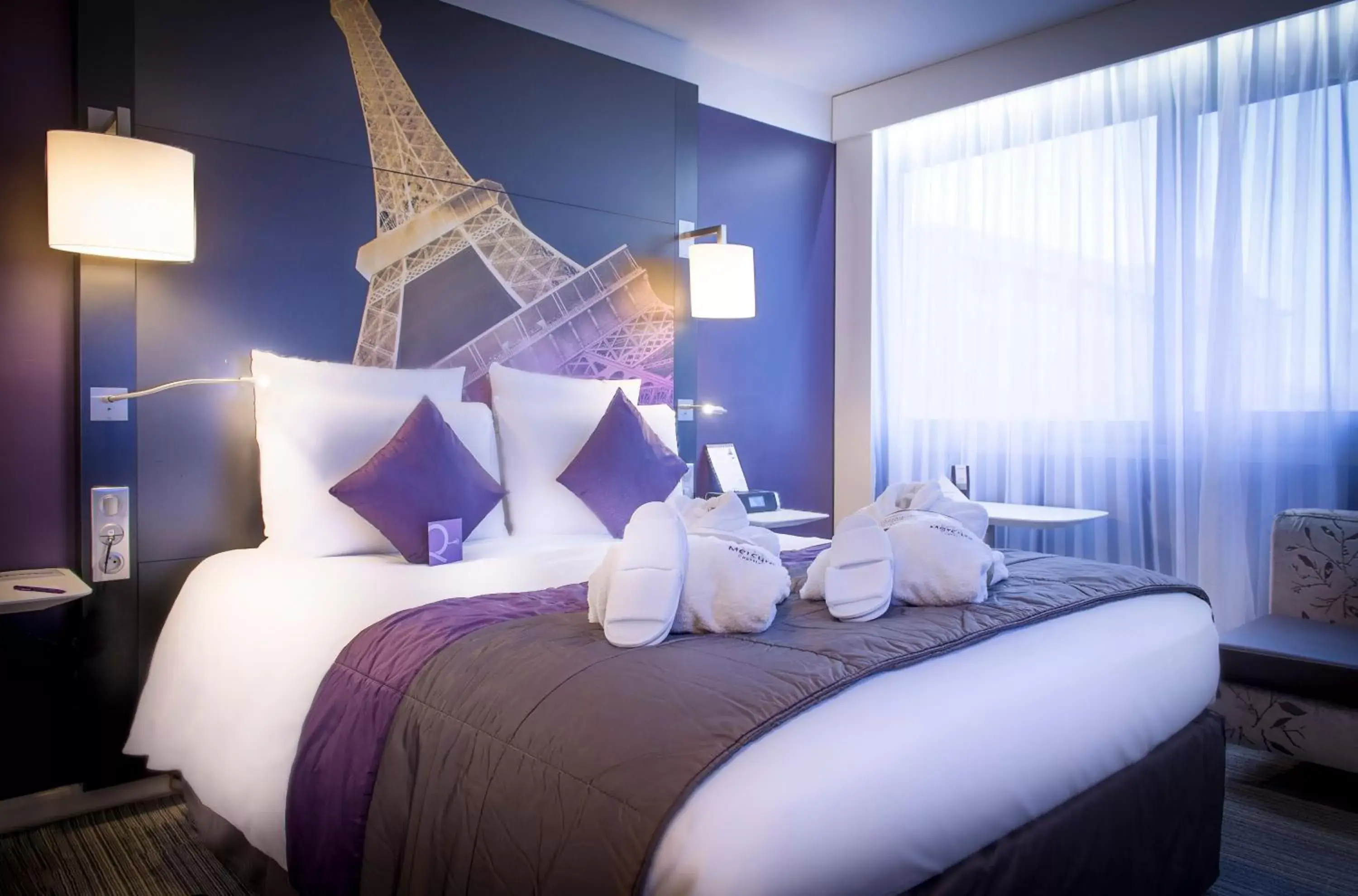 Photo of the whole room, Bed in Mercure Paris Centre Tour Eiffel