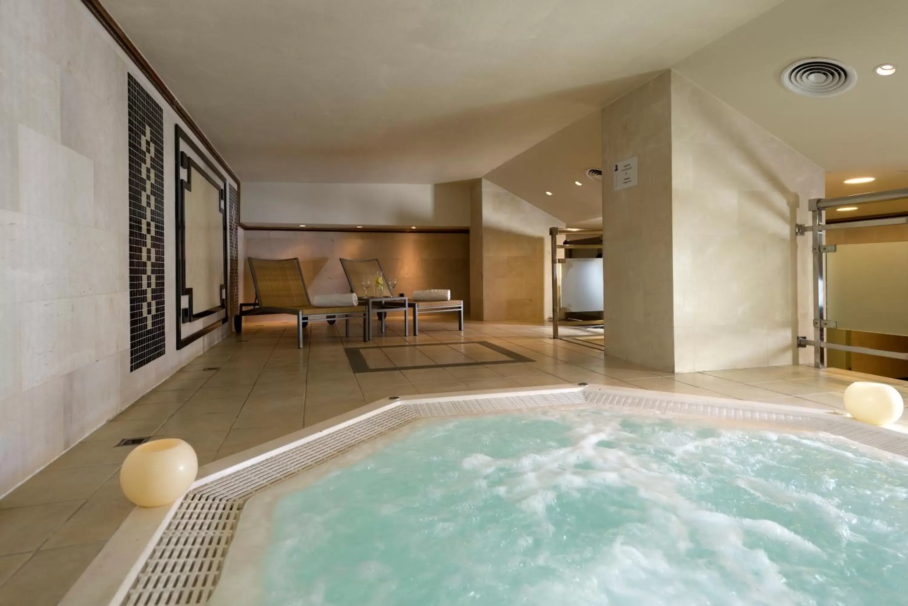 Hot Tub, Swimming Pool in Hotel Sevilla Center