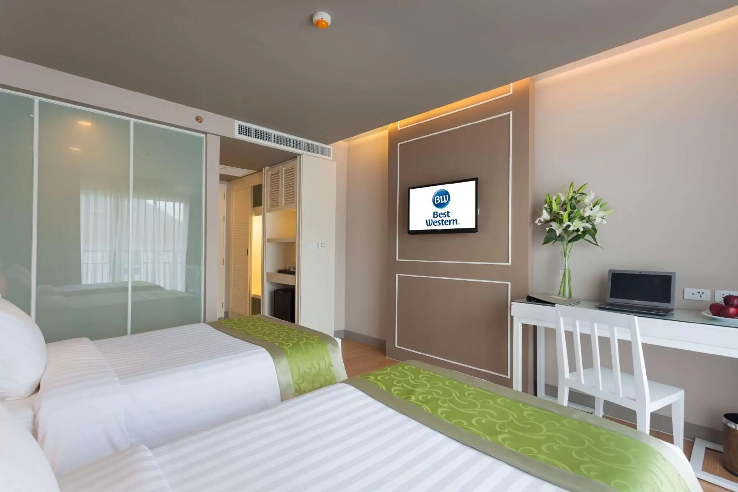 Photo of the whole room, Bed in Best Western Patong Beach