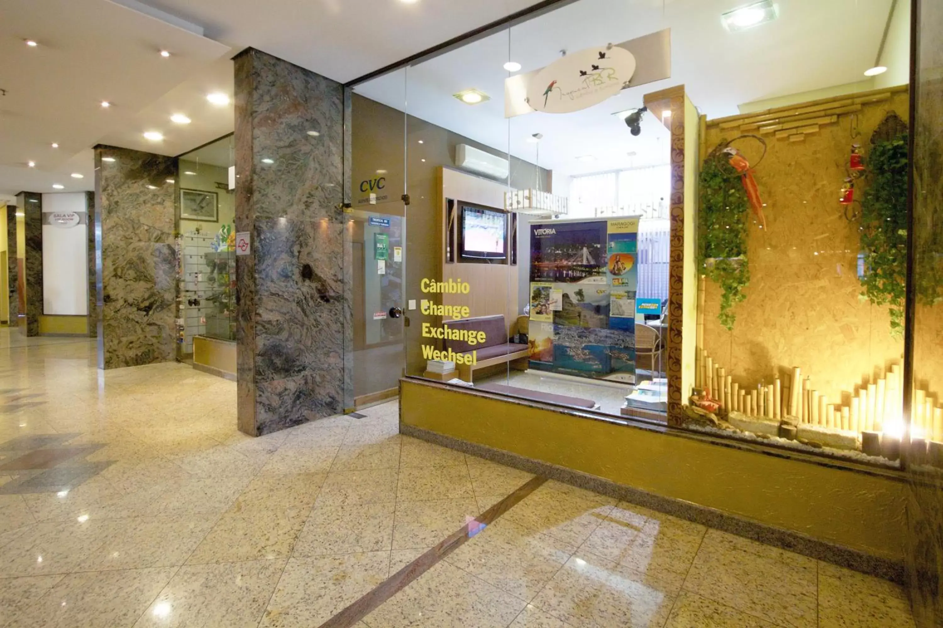 On-site shops, Lobby/Reception in Bristol International Guarulhos