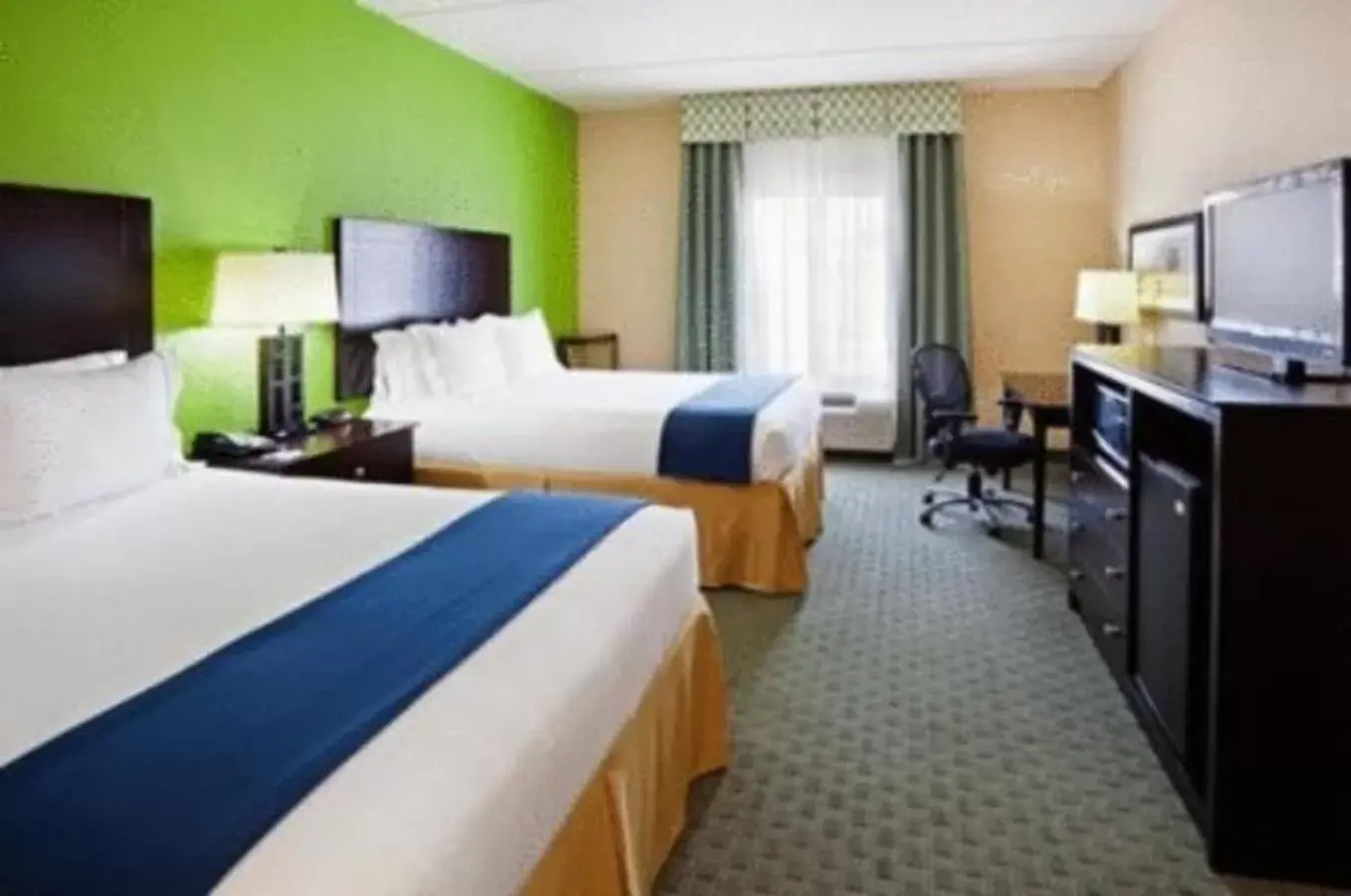 Bedroom, Bed in Holiday Inn Express Hotel & Suites Newport South, an IHG Hotel