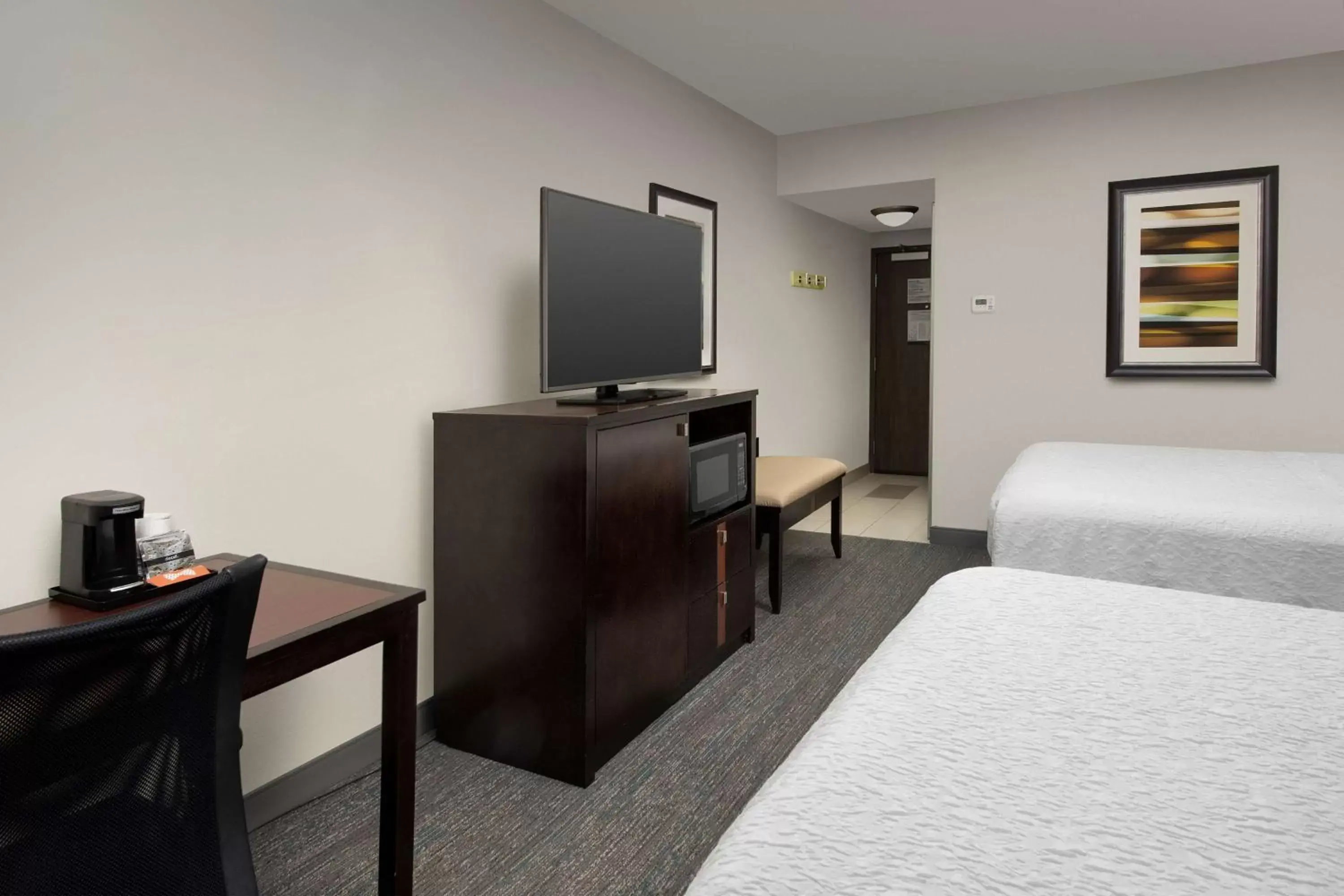 Bedroom, TV/Entertainment Center in Hampton Inn & Suites Alpharetta-Windward