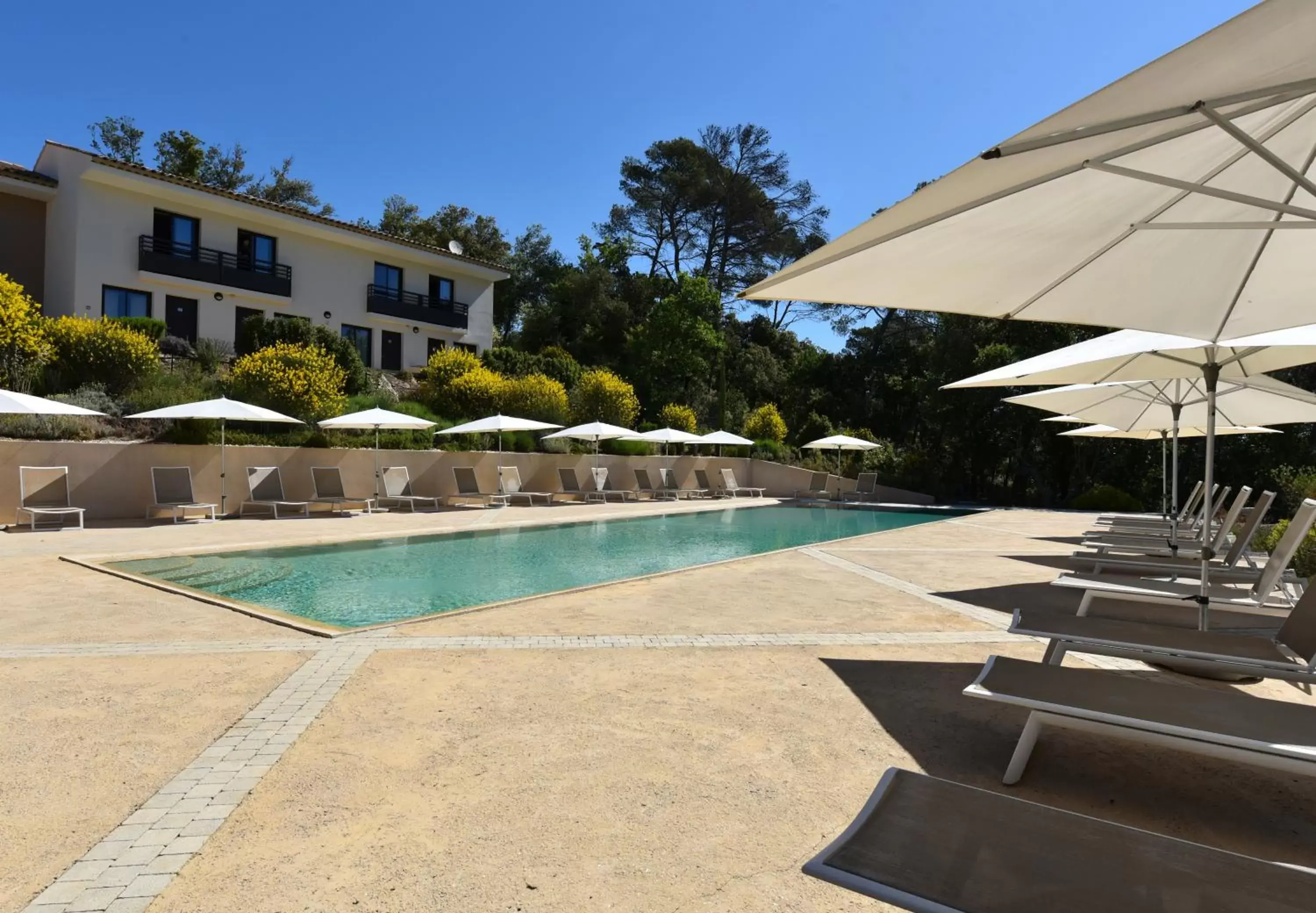 Swimming Pool in Mercure Brignoles Golf de Barbaroux & Spa