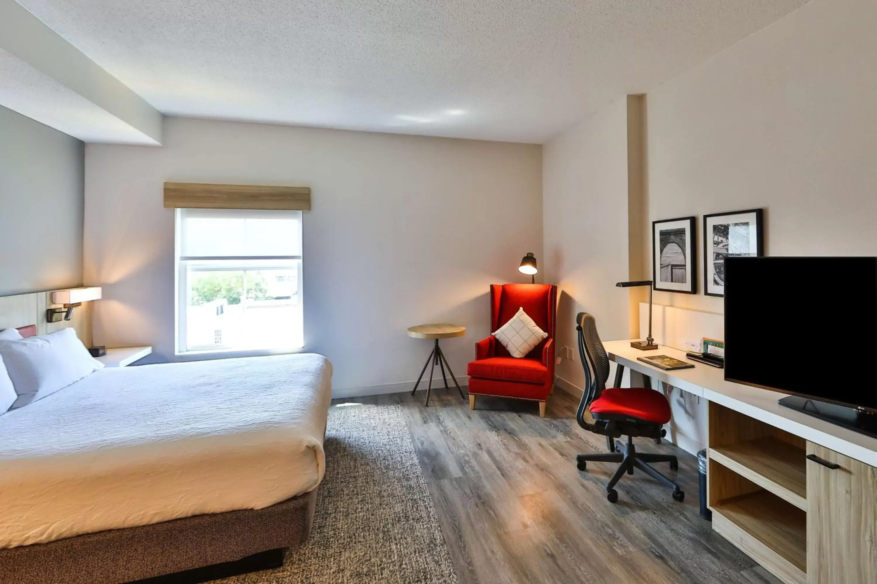 Bedroom, TV/Entertainment Center in Hilton Garden Inn Savannah Historic District