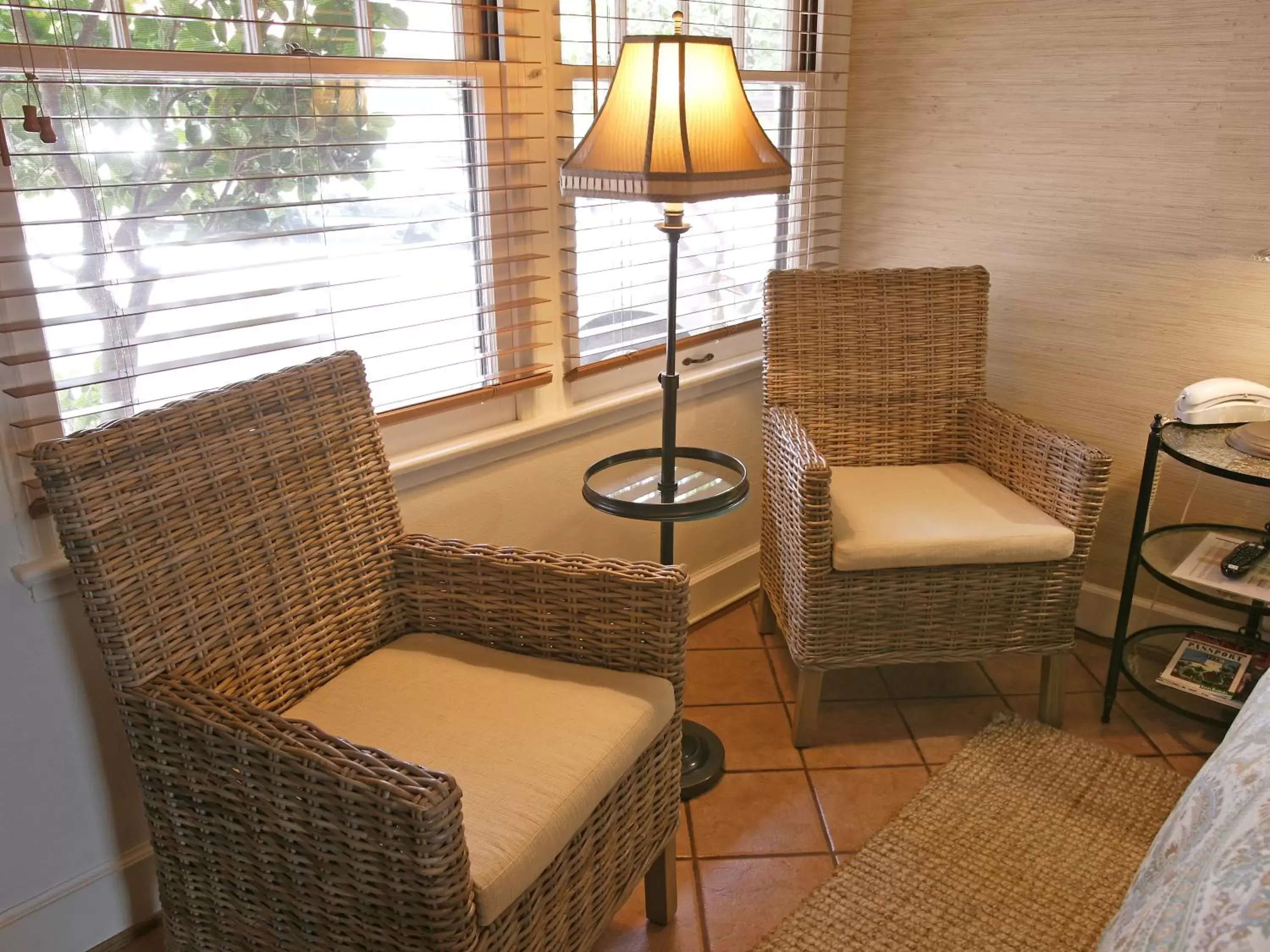 Bed, Seating Area in Harbor House Inn