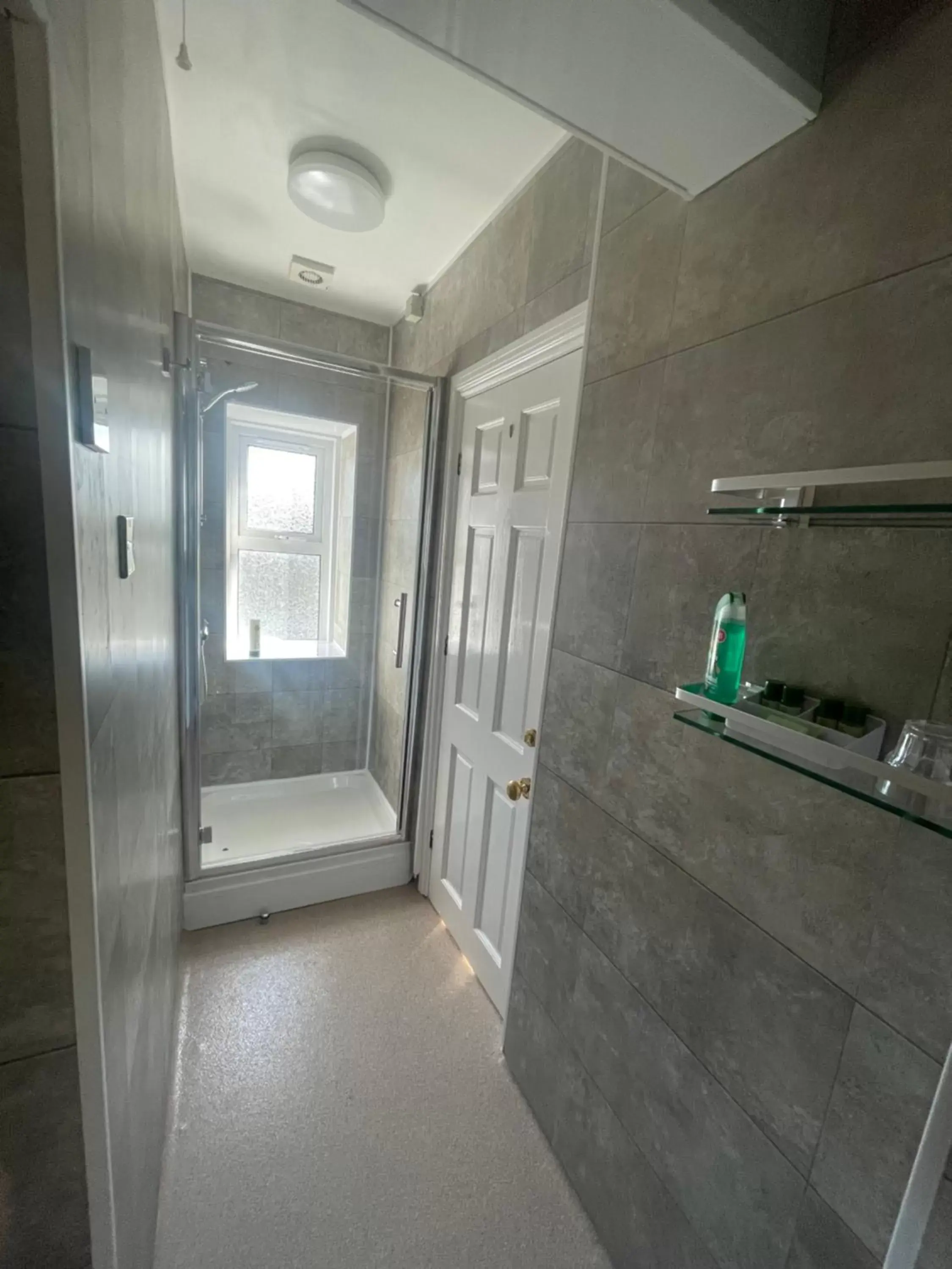 Shower, Bathroom in Mansfield Lodge Hotel Ltd