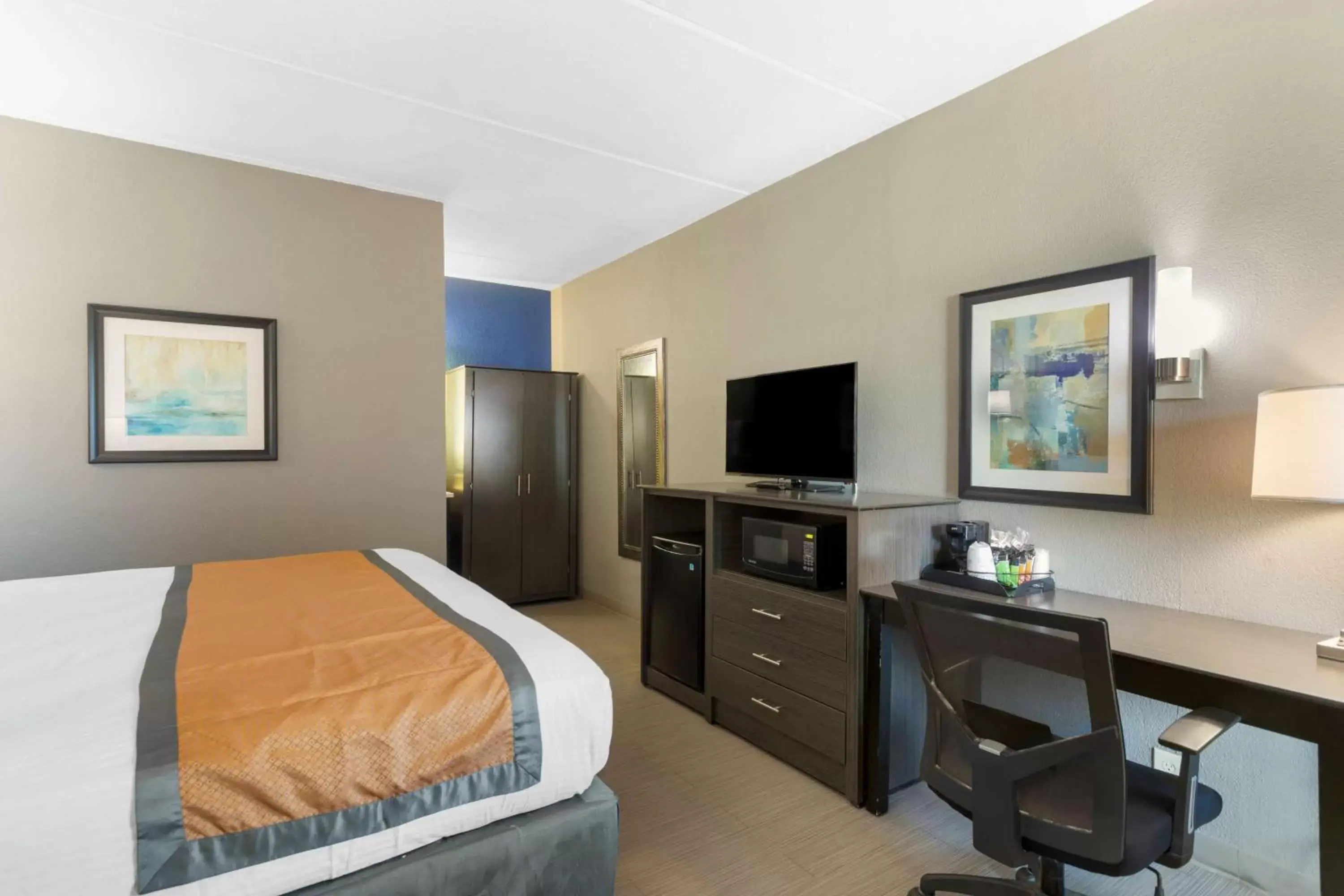 Bedroom, TV/Entertainment Center in Best Western Plus Bowling Green