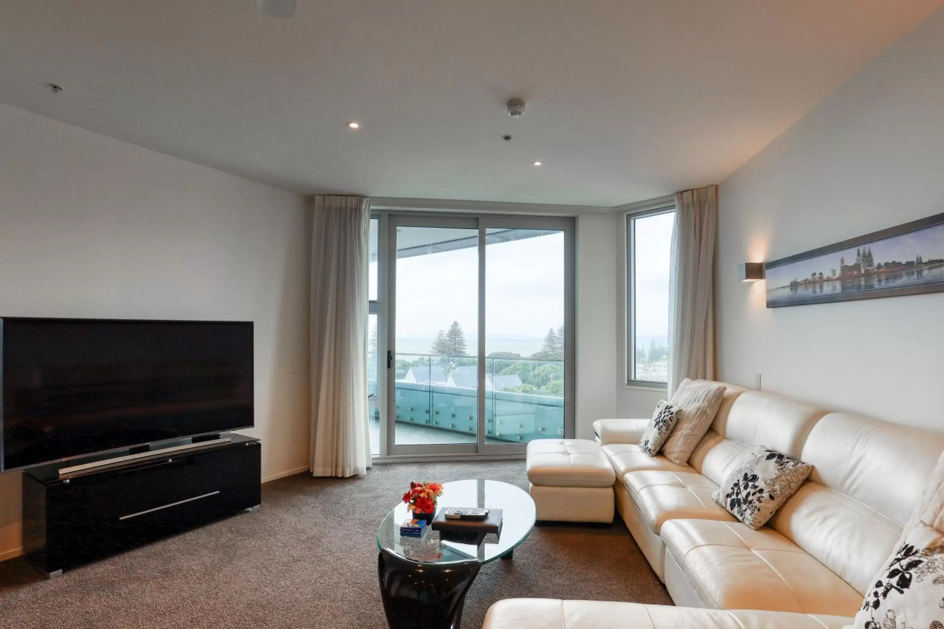 Living room, Seating Area in Ramada Suites by Wyndham Nautilus Orewa