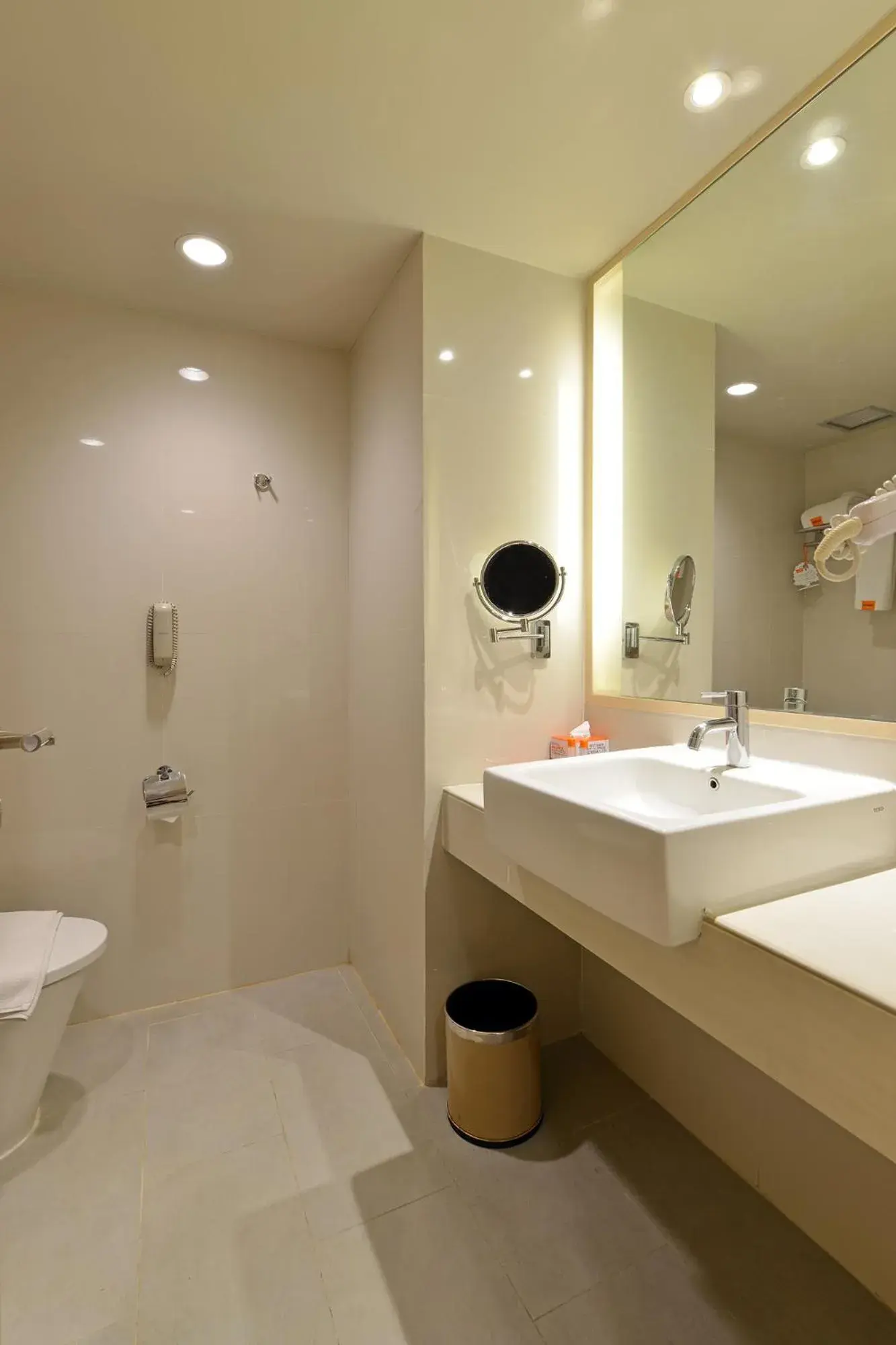 Bathroom in Harris Hotel And Conventions Ciumbuleuit - Bandung