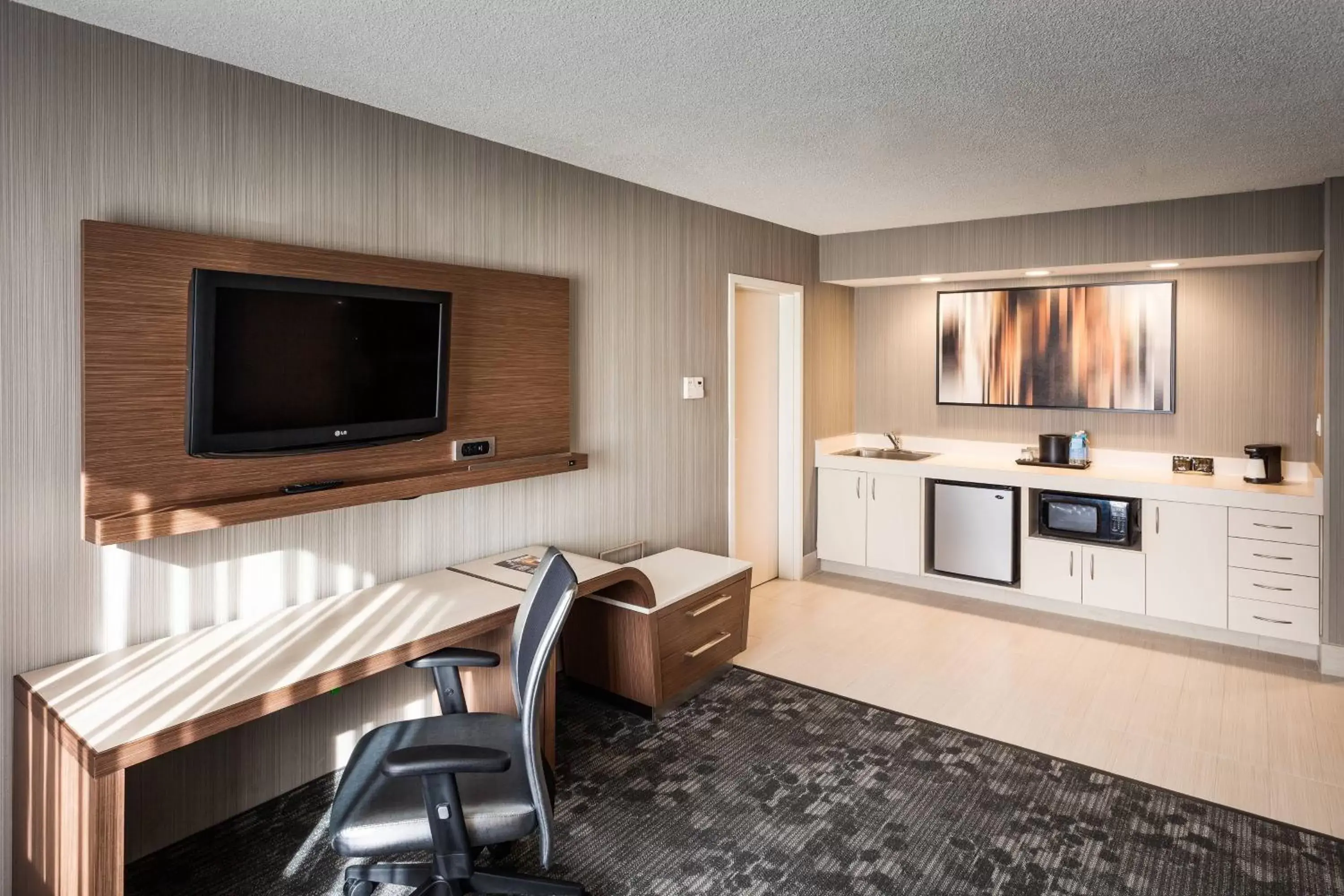 Photo of the whole room, TV/Entertainment Center in Courtyard by Marriott Henderson - Green Valley - Las Vegas