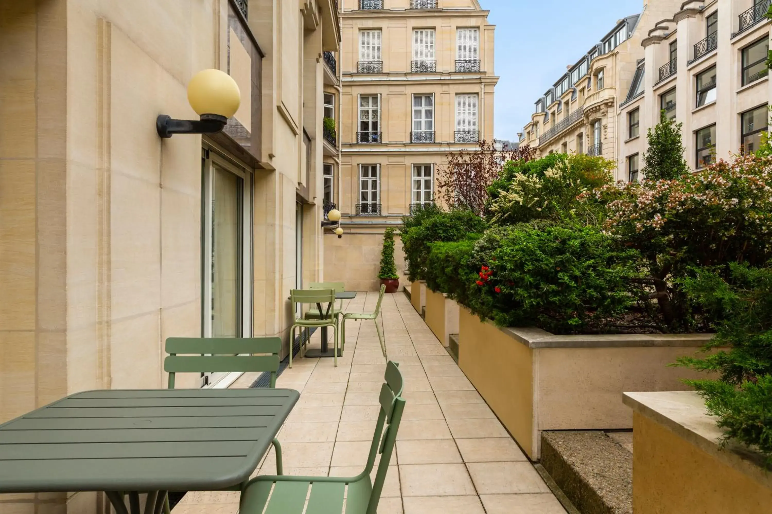 Balcony/Terrace in Aparthotel Adagio Paris Haussmann