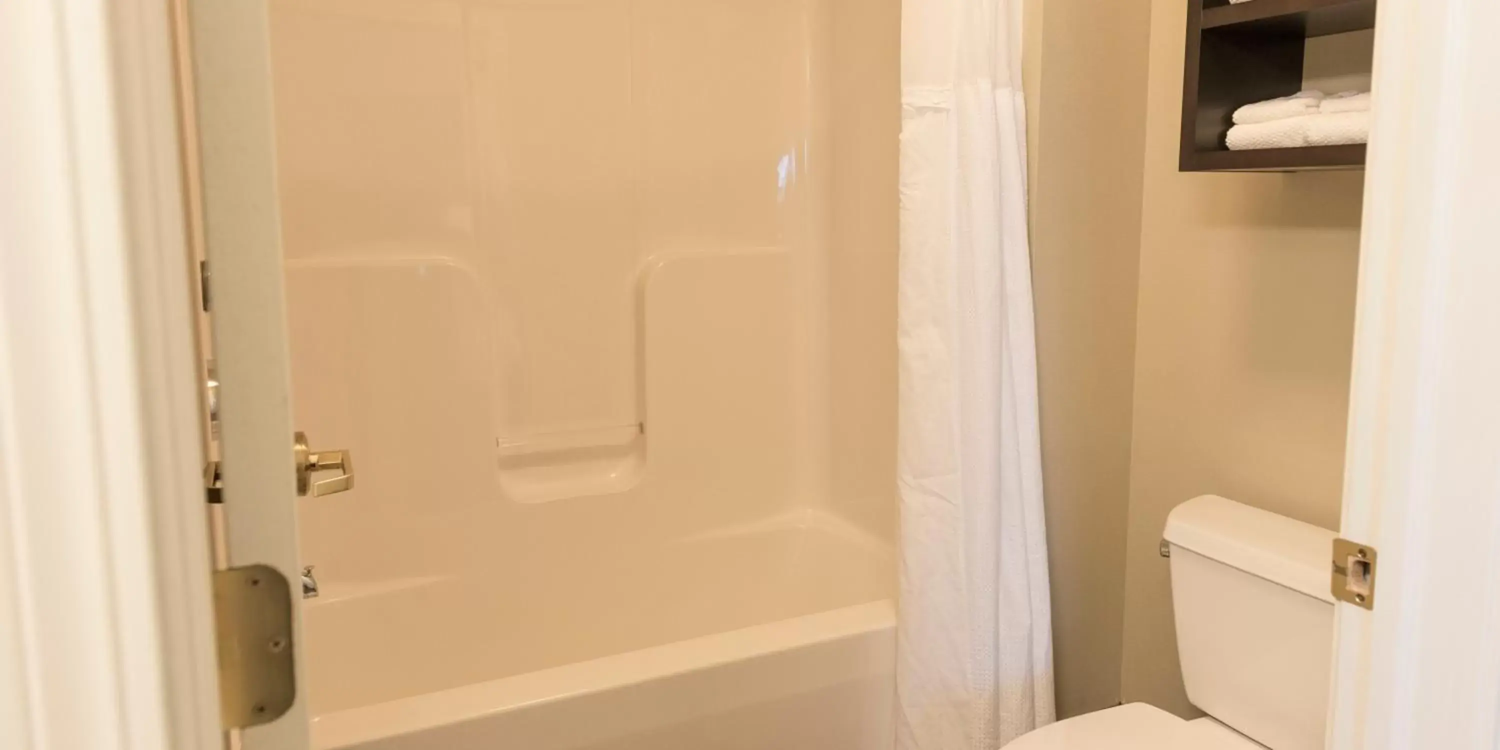 Photo of the whole room, Bathroom in Staybridge Suites Fargo, an IHG Hotel
