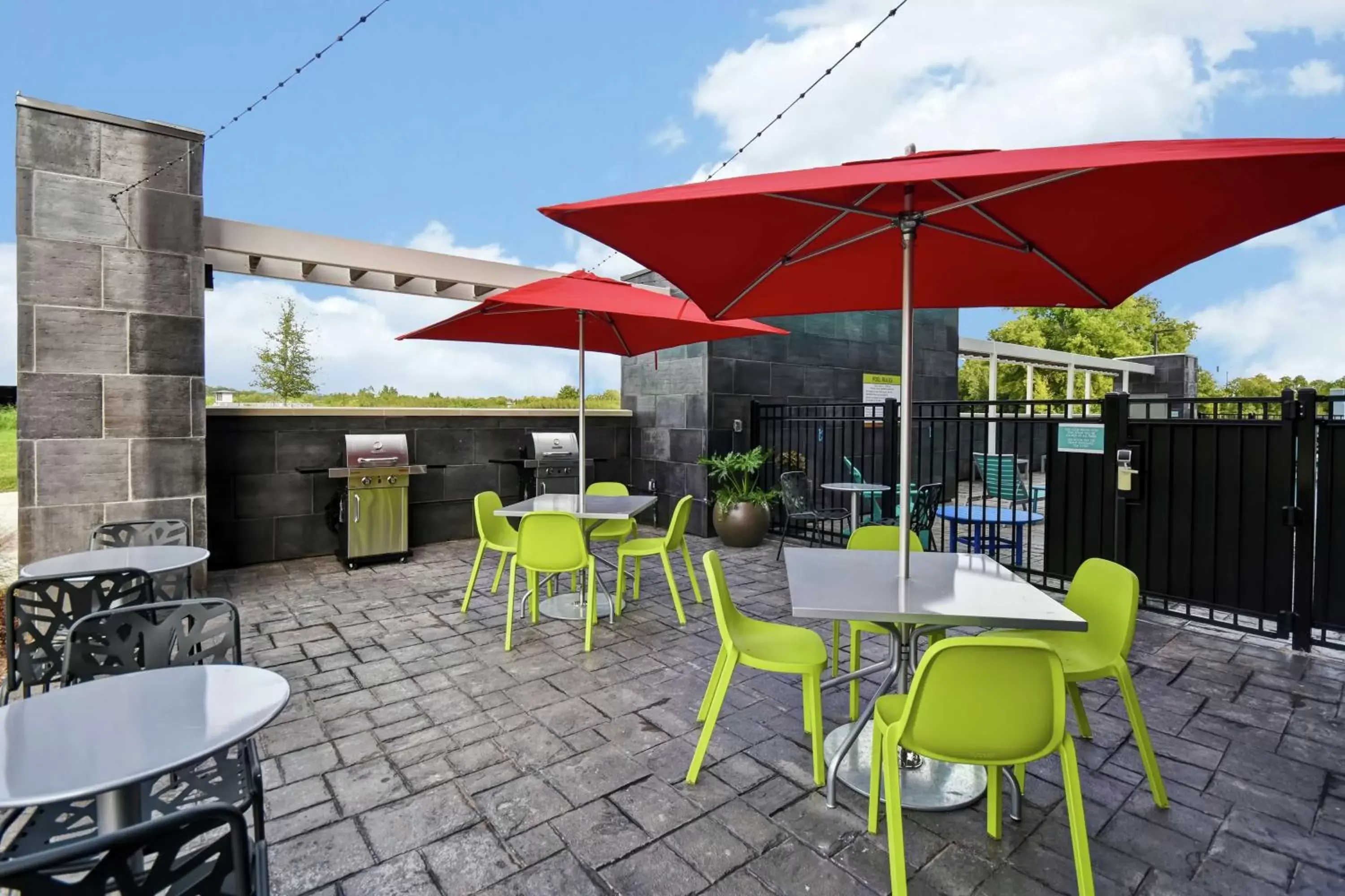 Patio, Restaurant/Places to Eat in Home2 Suites By Hilton Shreveport