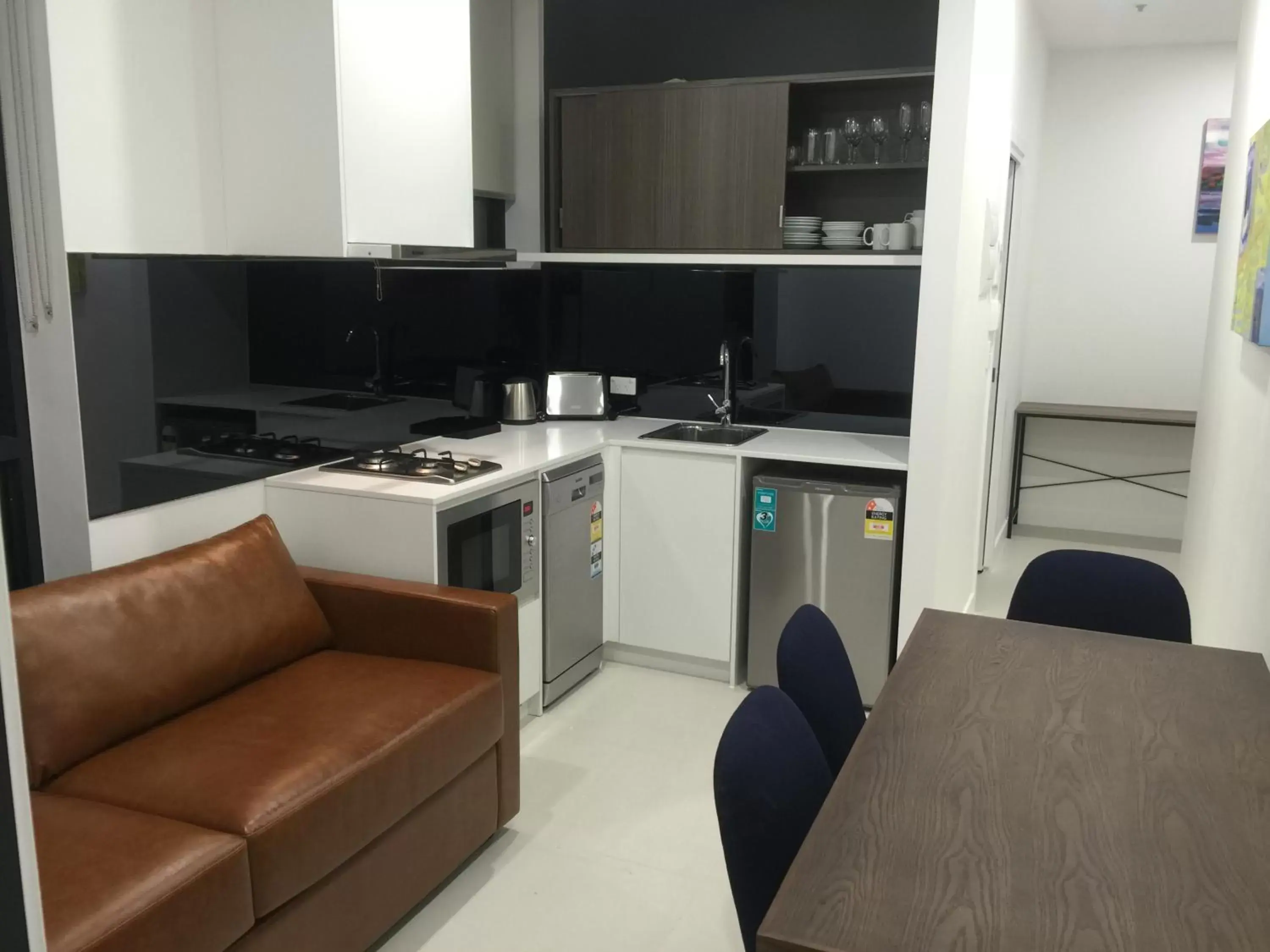 Dining area, Kitchen/Kitchenette in Whitehorse Apartments Hotel