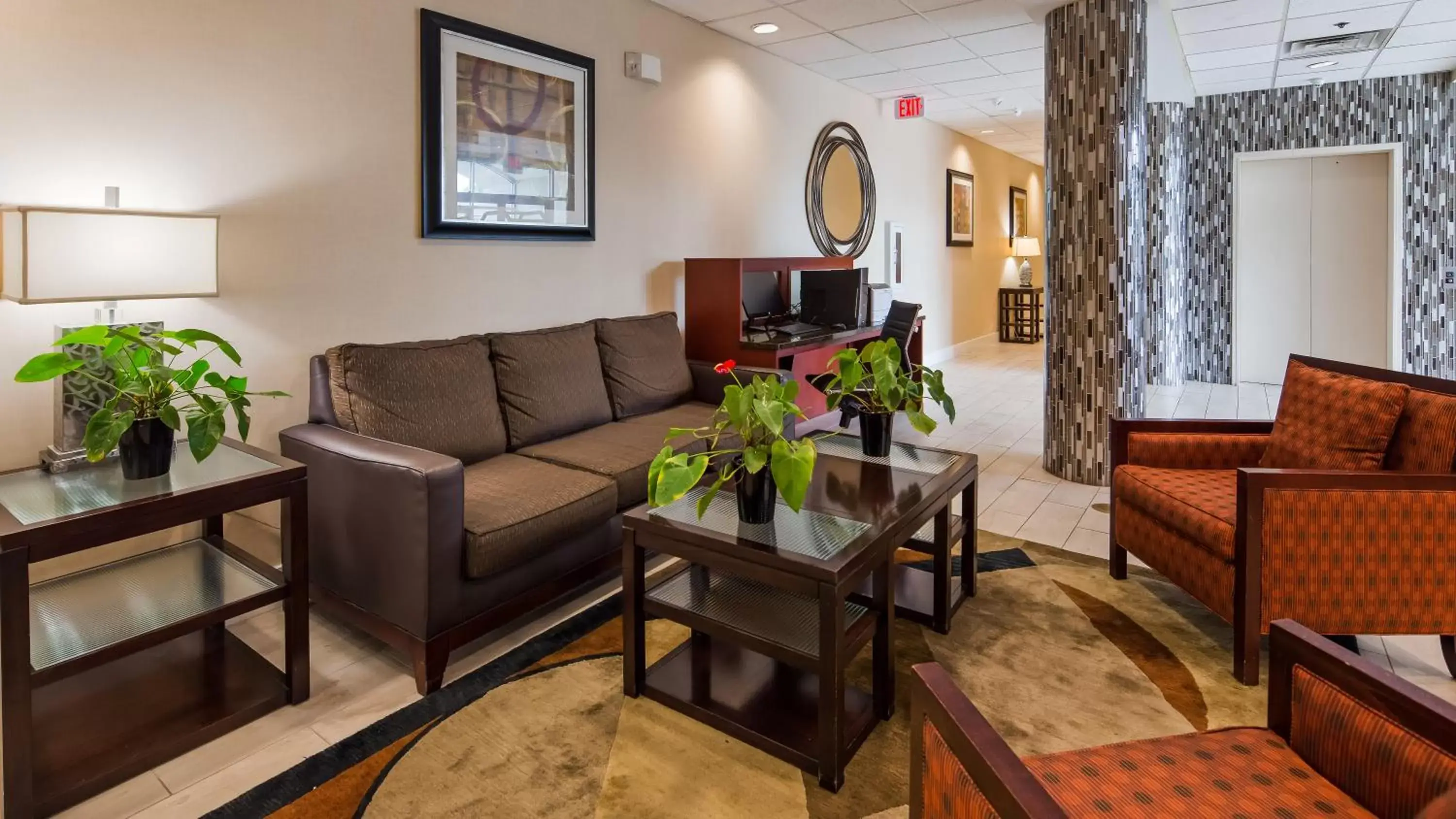 Lobby or reception, Seating Area in Best Western Airport Inn & Suites Cleveland