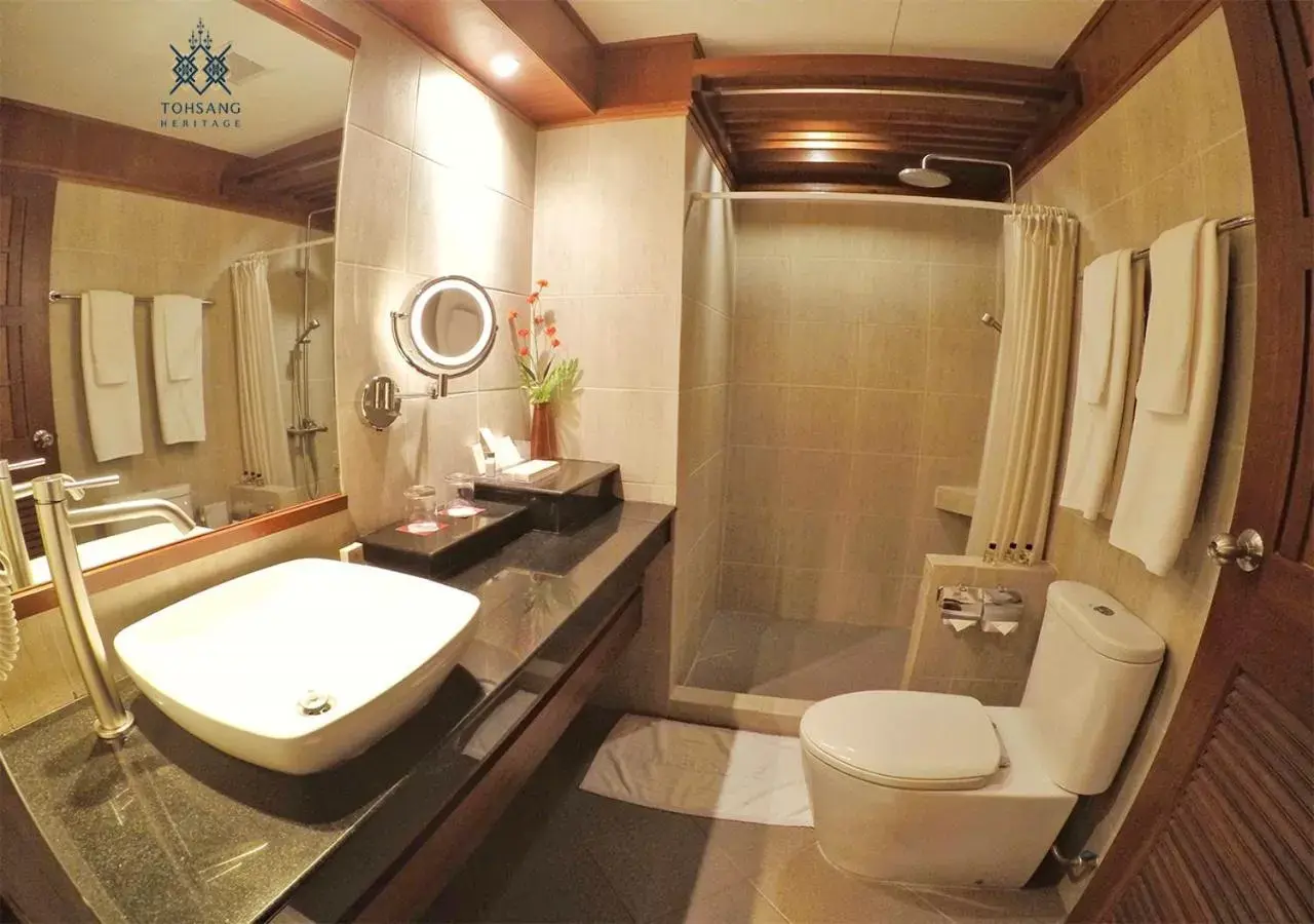 Shower, Bathroom in Tohsang Heritage Ubon Ratchathani Hotel