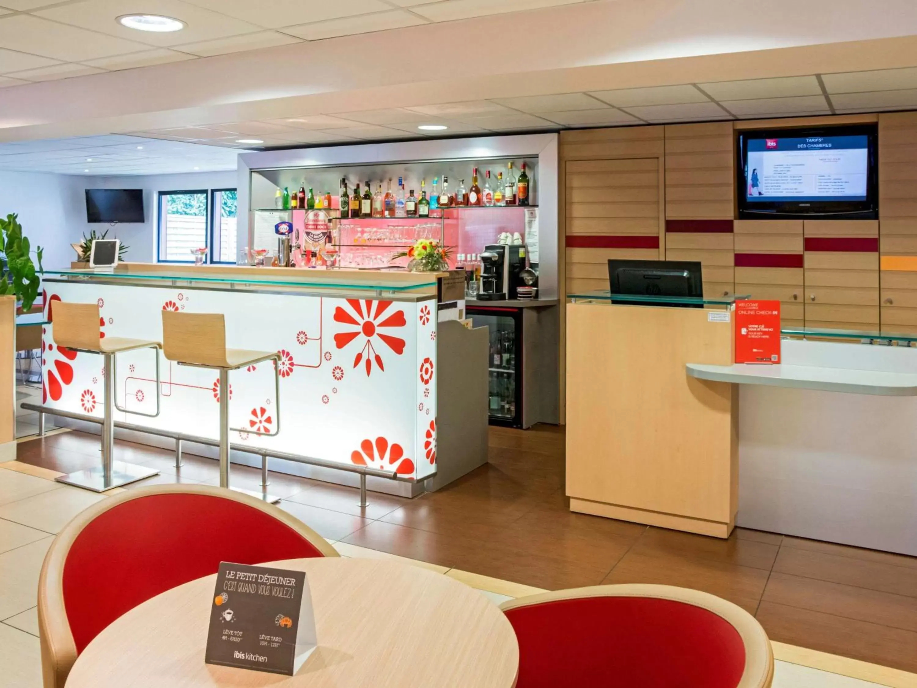 Lounge or bar in ibis Rennes Beaulieu