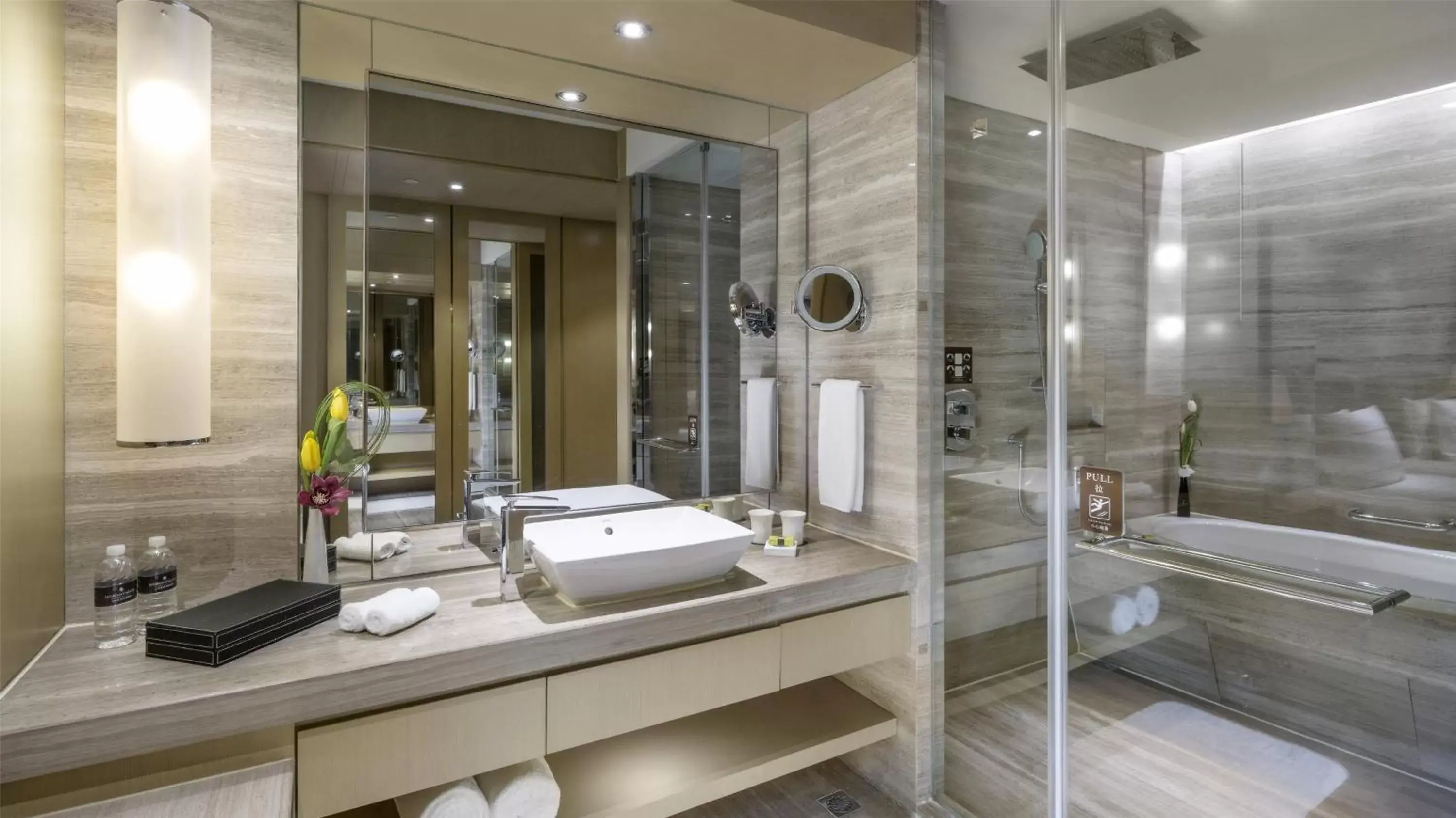 Classic Twin Room in InterContinental Shanghai Jing' An by IHG Classic Twin Room in InterContinental Shanghai Jing' An by IHG