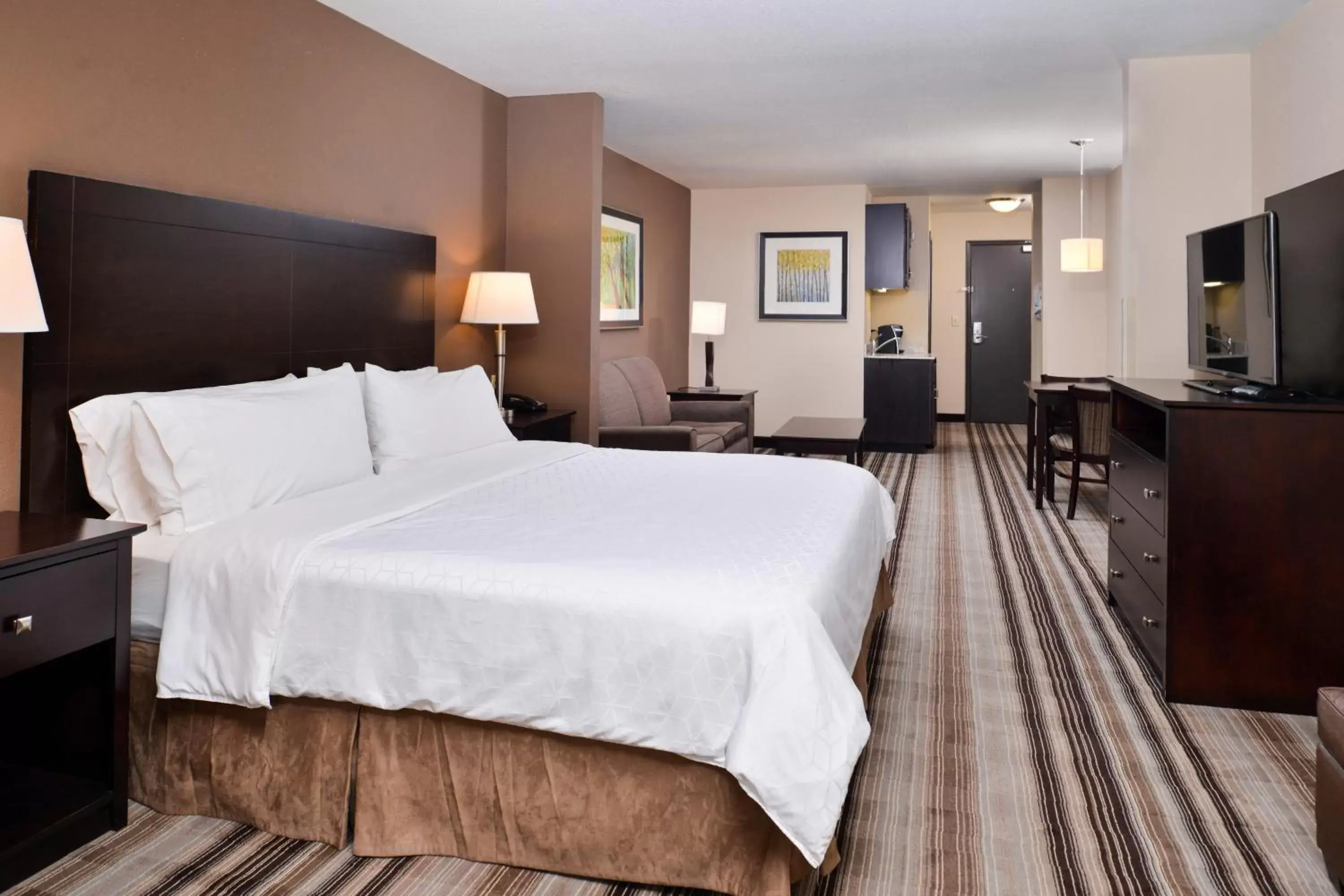 Photo of the whole room, Bed in Holiday Inn Express & Suites Emporia Northwest, an IHG Hotel