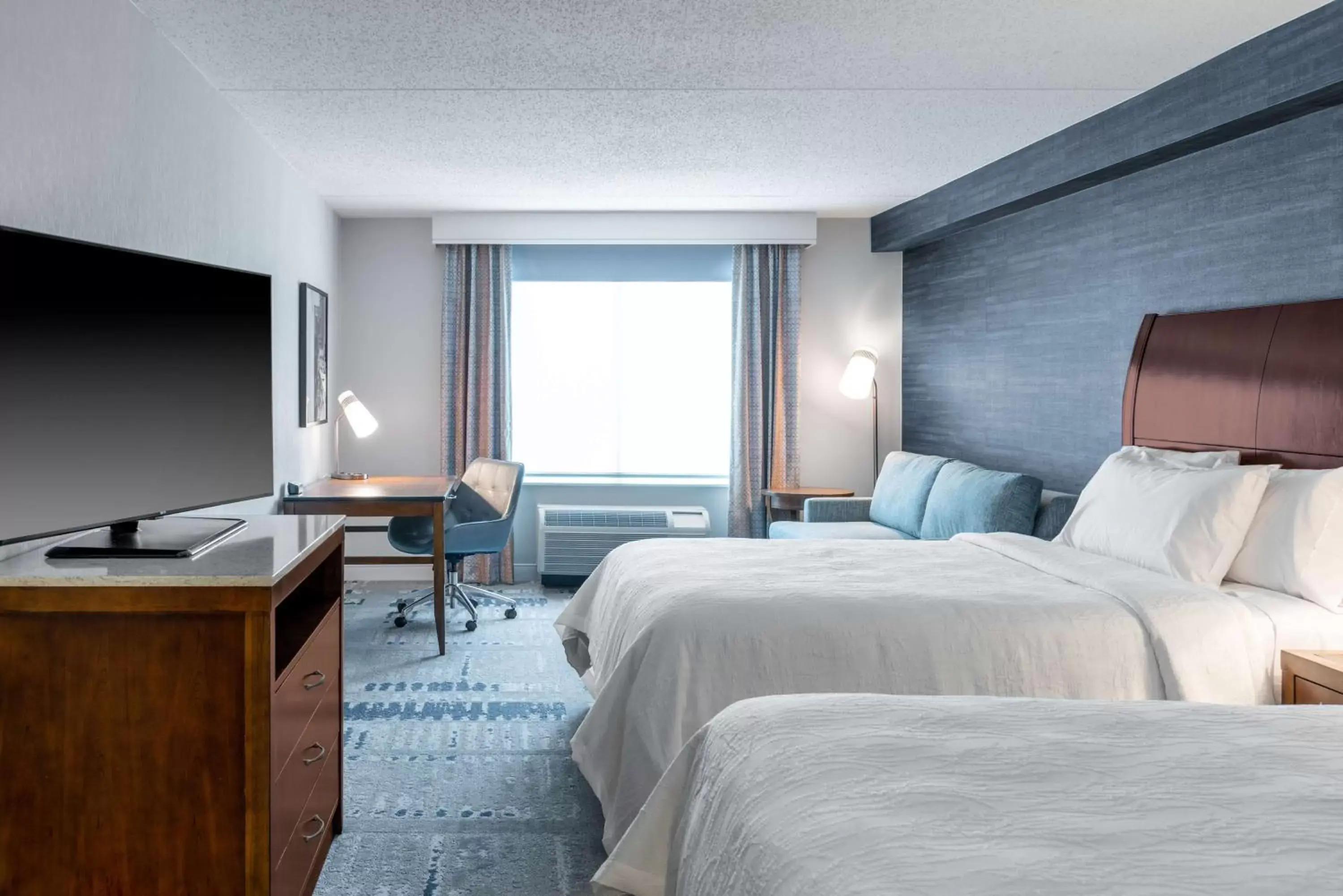 Bedroom, TV/Entertainment Center in Hilton Garden Inn Arlington/Courthouse Plaza