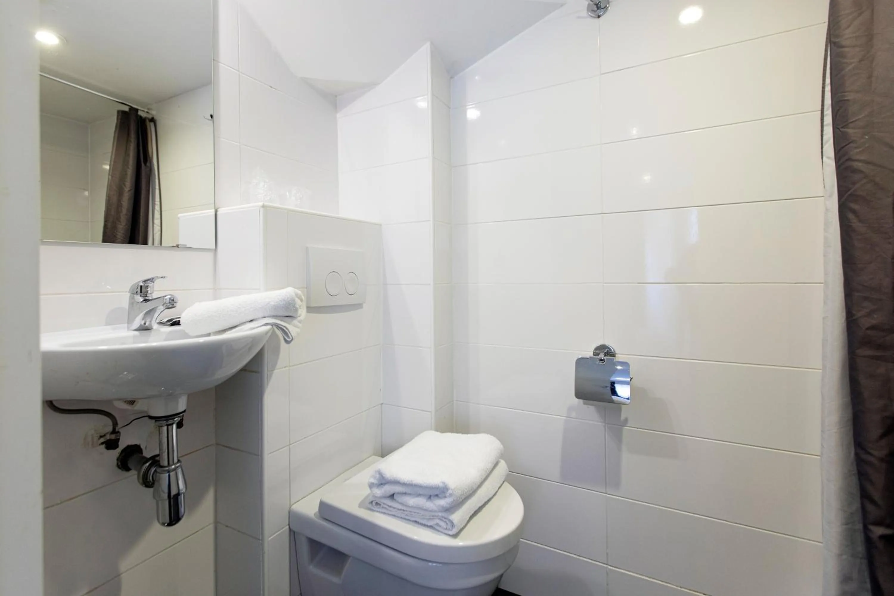 Toilet in Quentin Arrive Hotel