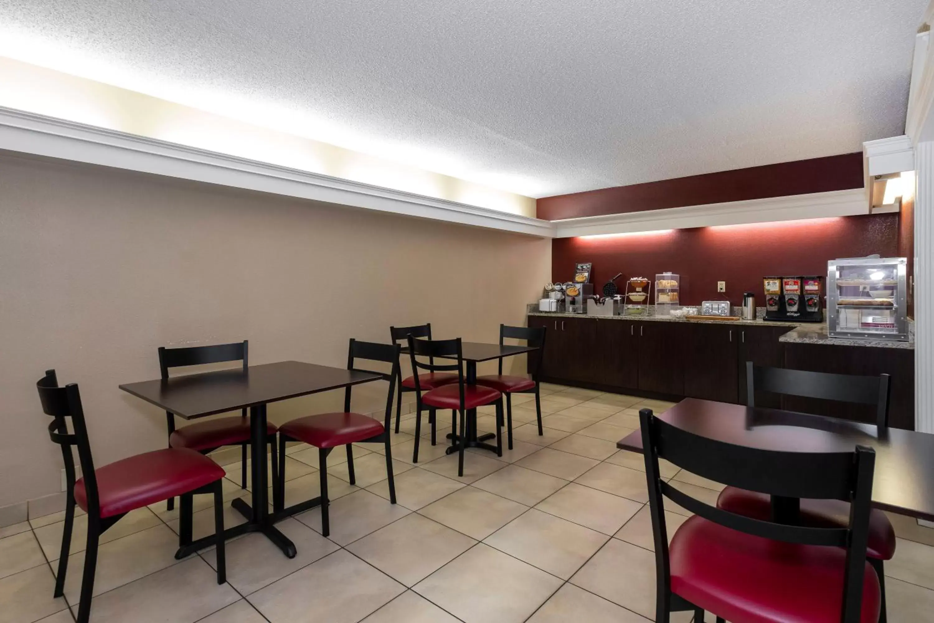 Breakfast, Restaurant/Places to Eat in Red Roof Inn Knoxville North - Merchants Drive