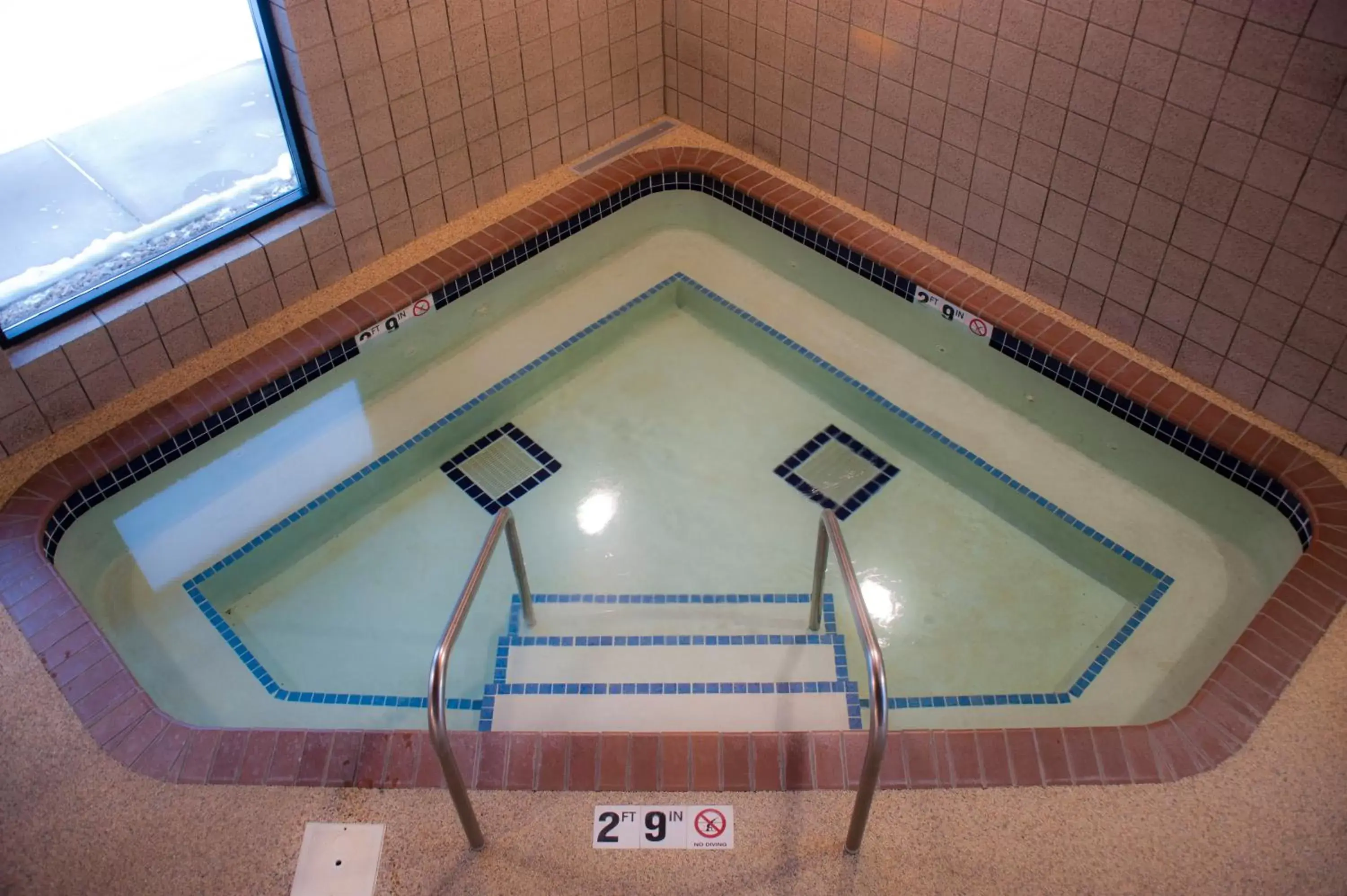 Hot Tub, Swimming Pool in AmericInn by Wyndham Mounds View Minneapolis