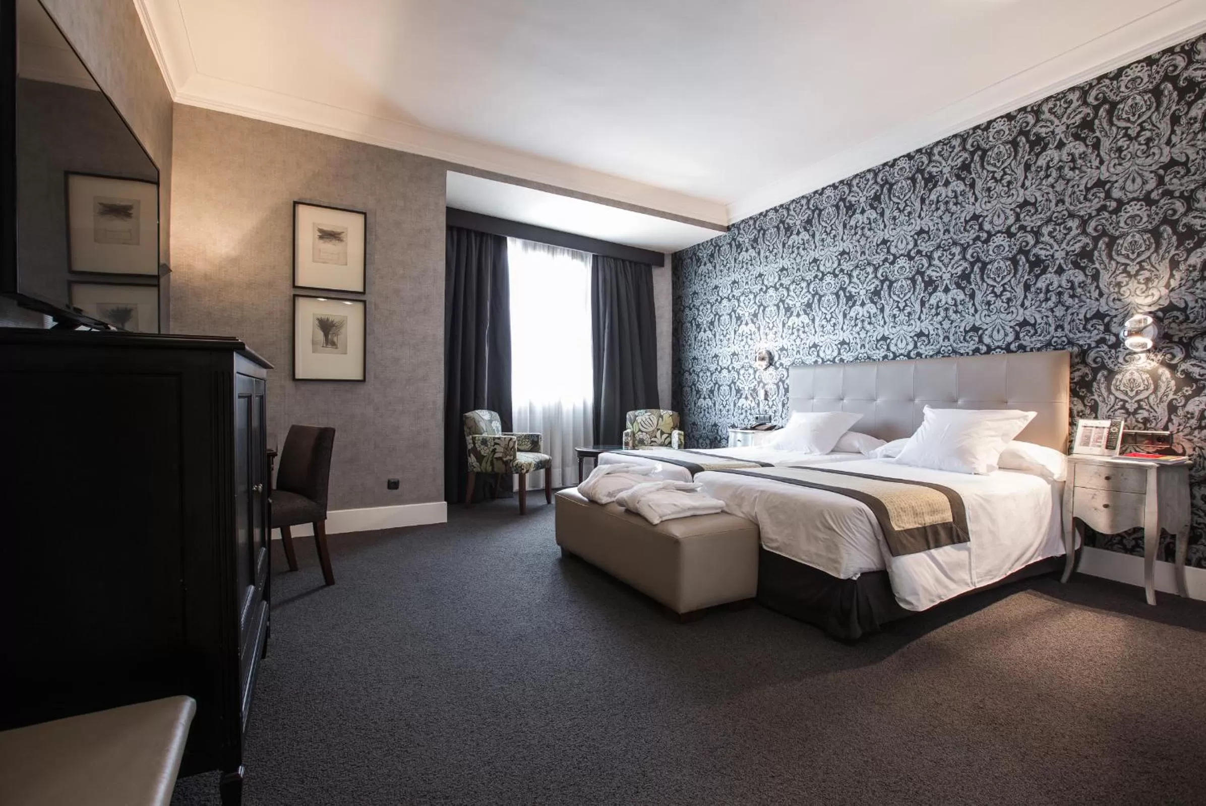 Photo of the whole room, Bed in Hotel Carlton