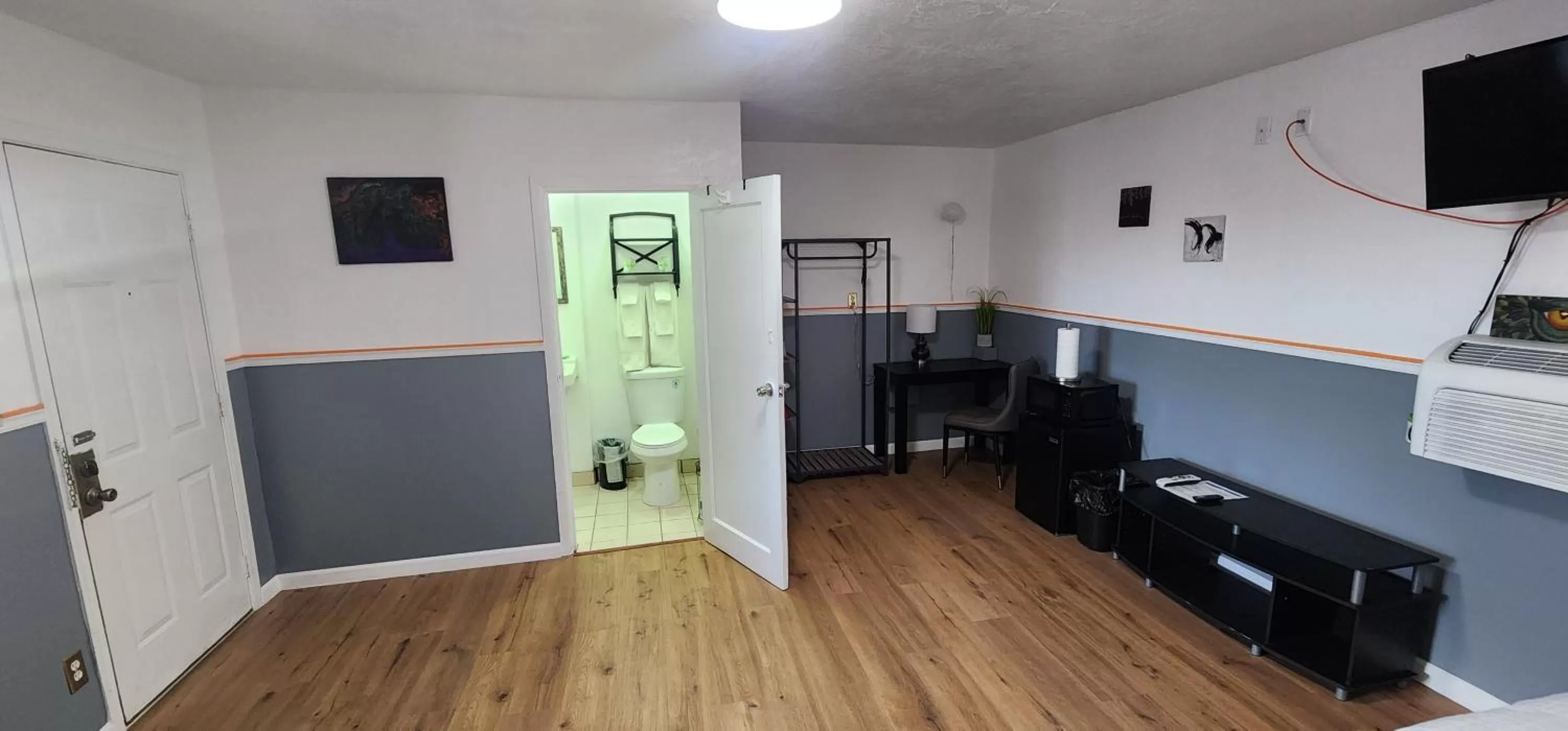 Toilet in Rose's Motel