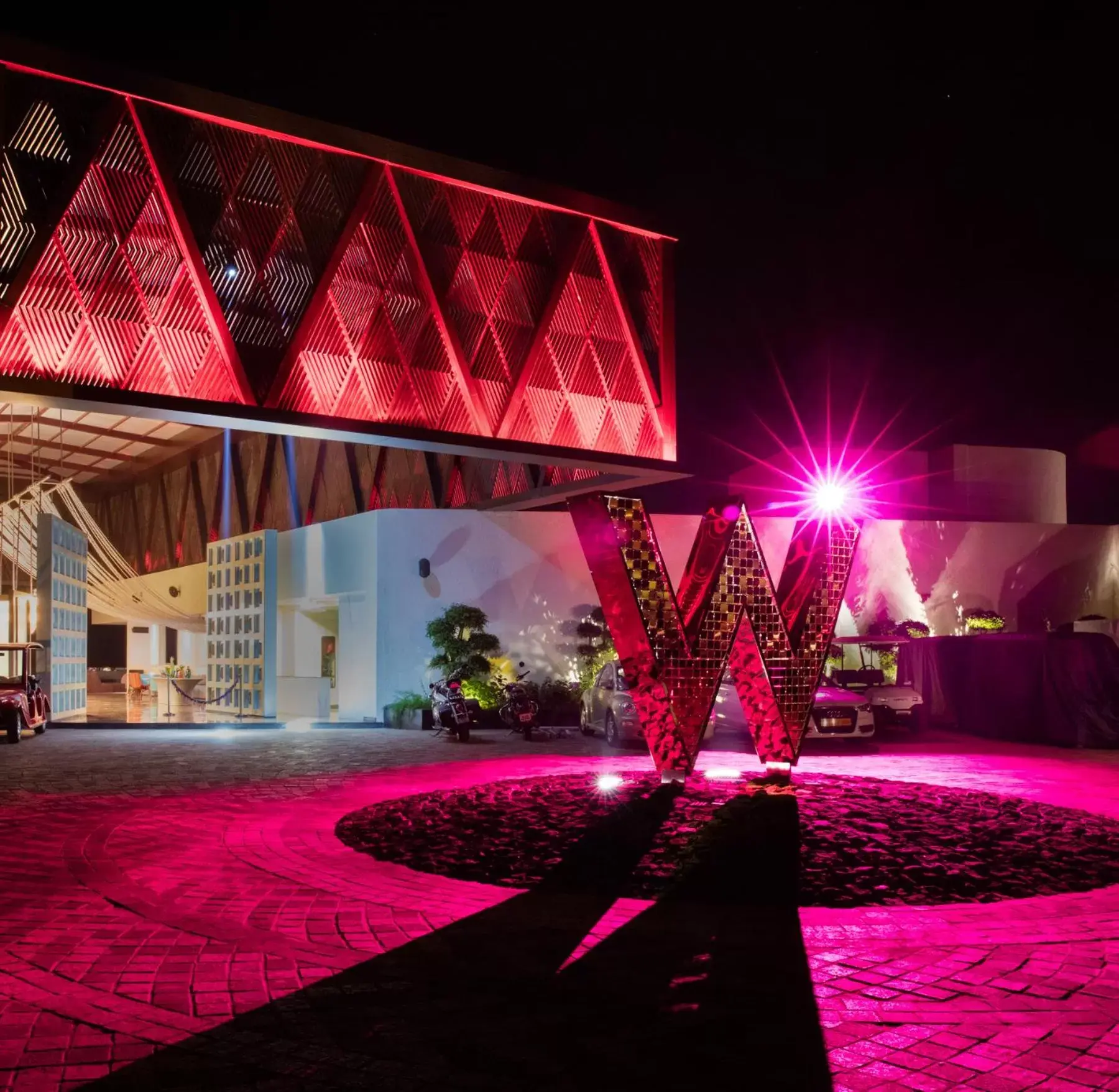 Facade/entrance in W Goa