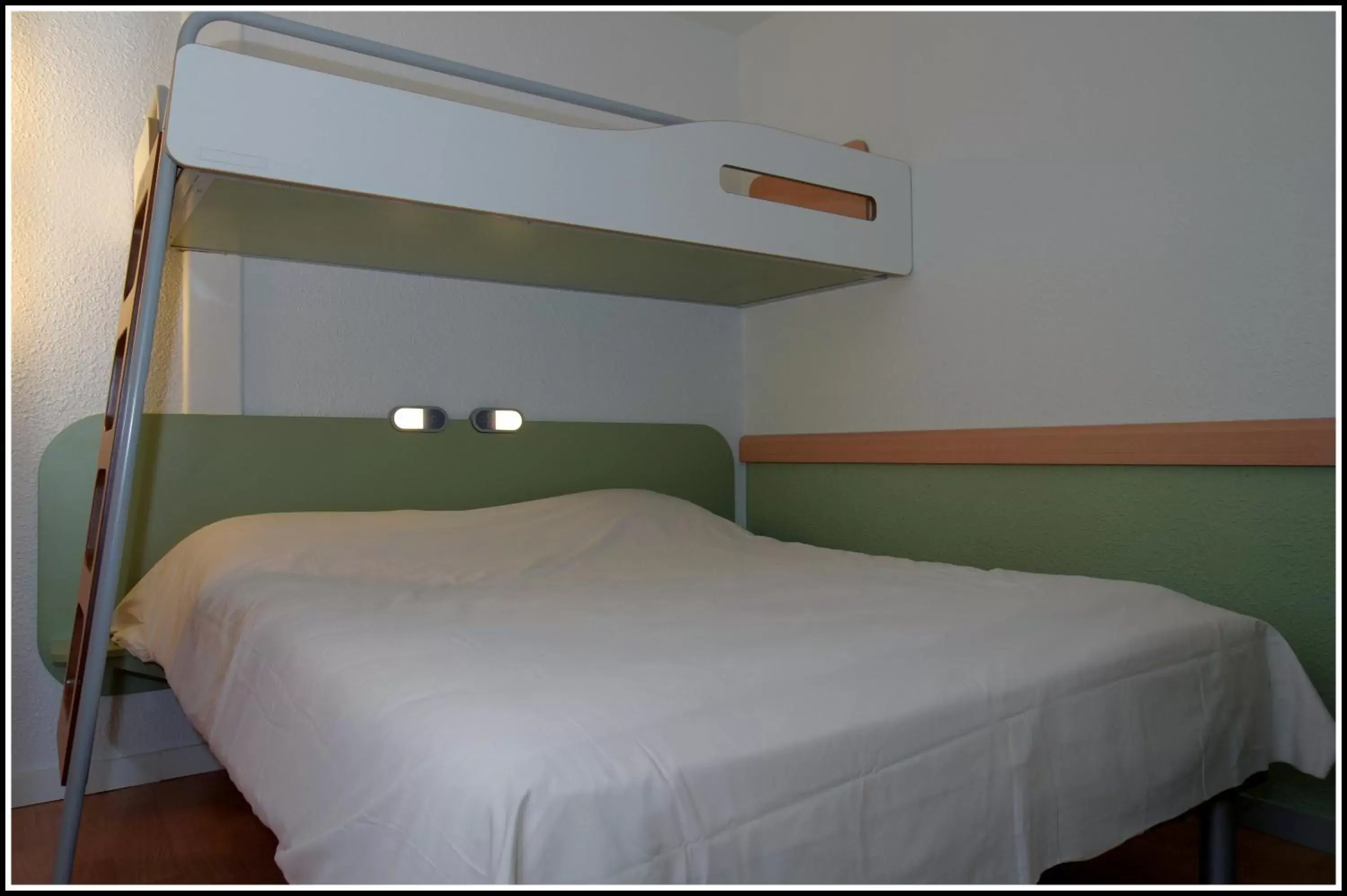 Photo of the whole room, Bed in ibis budget Lyon Sud St Genis Laval