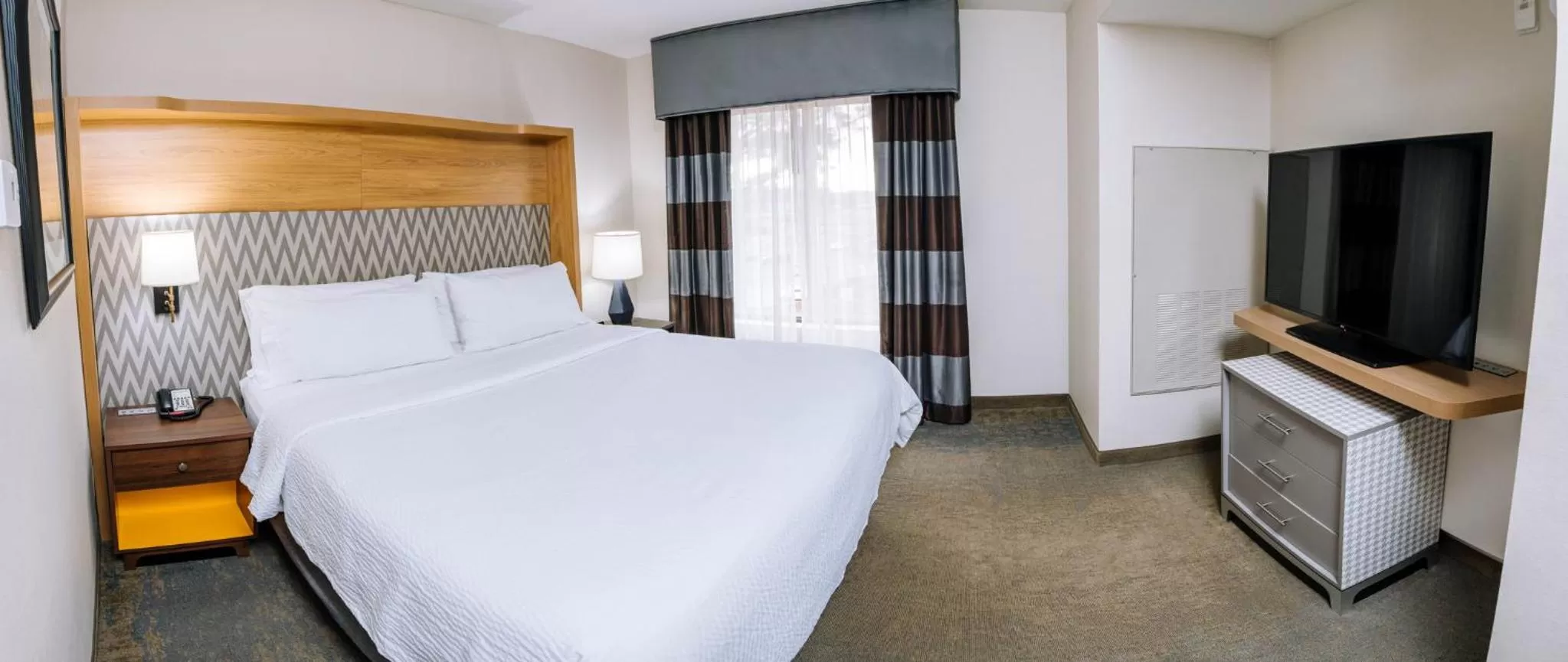 Photo of the whole room, Bed in Holiday Inn Hotel & Suites Stockbridge-Atlanta I-75 by IHG