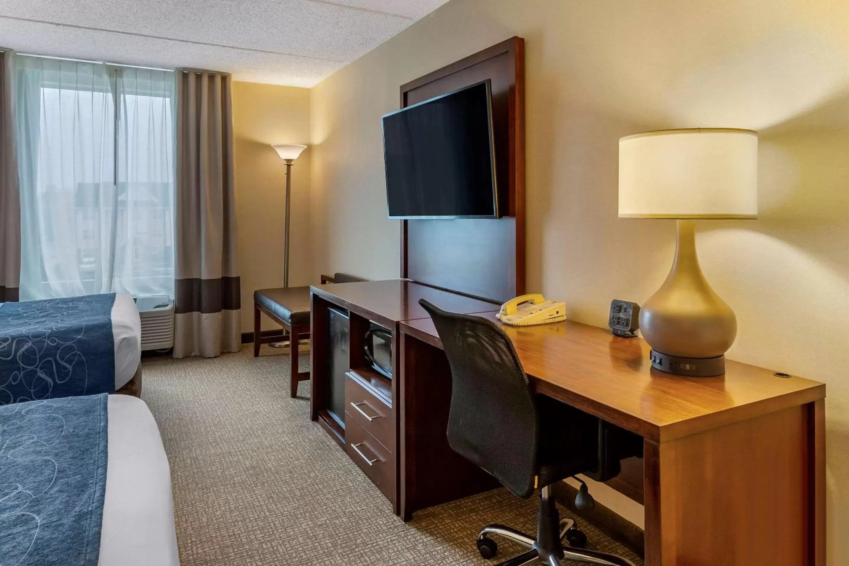 Photo of the whole room, TV/Entertainment Center in Comfort Suites Manassas