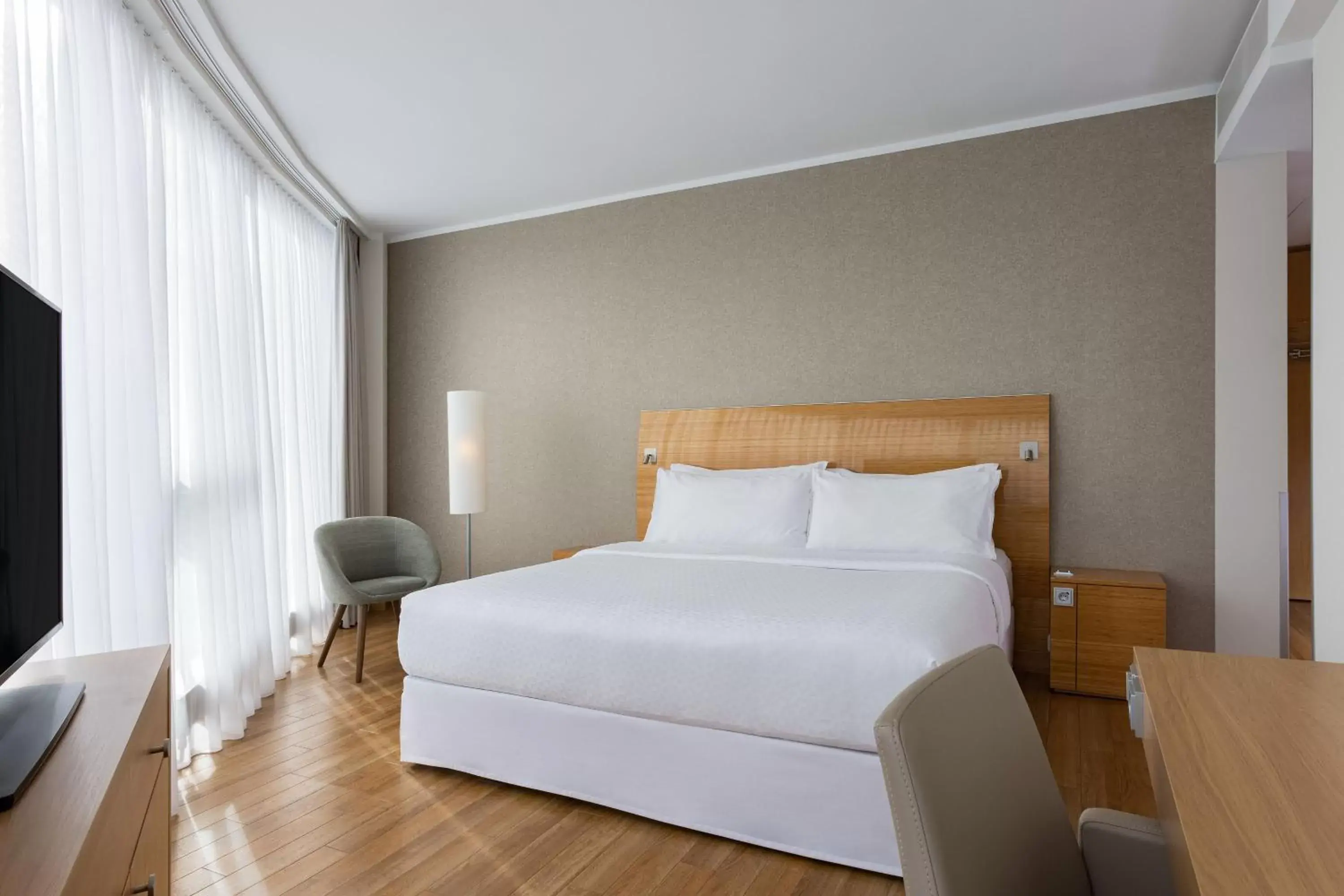 Photo of the whole room, Bed in Four Points by Sheraton Panoramahaus Dornbirn