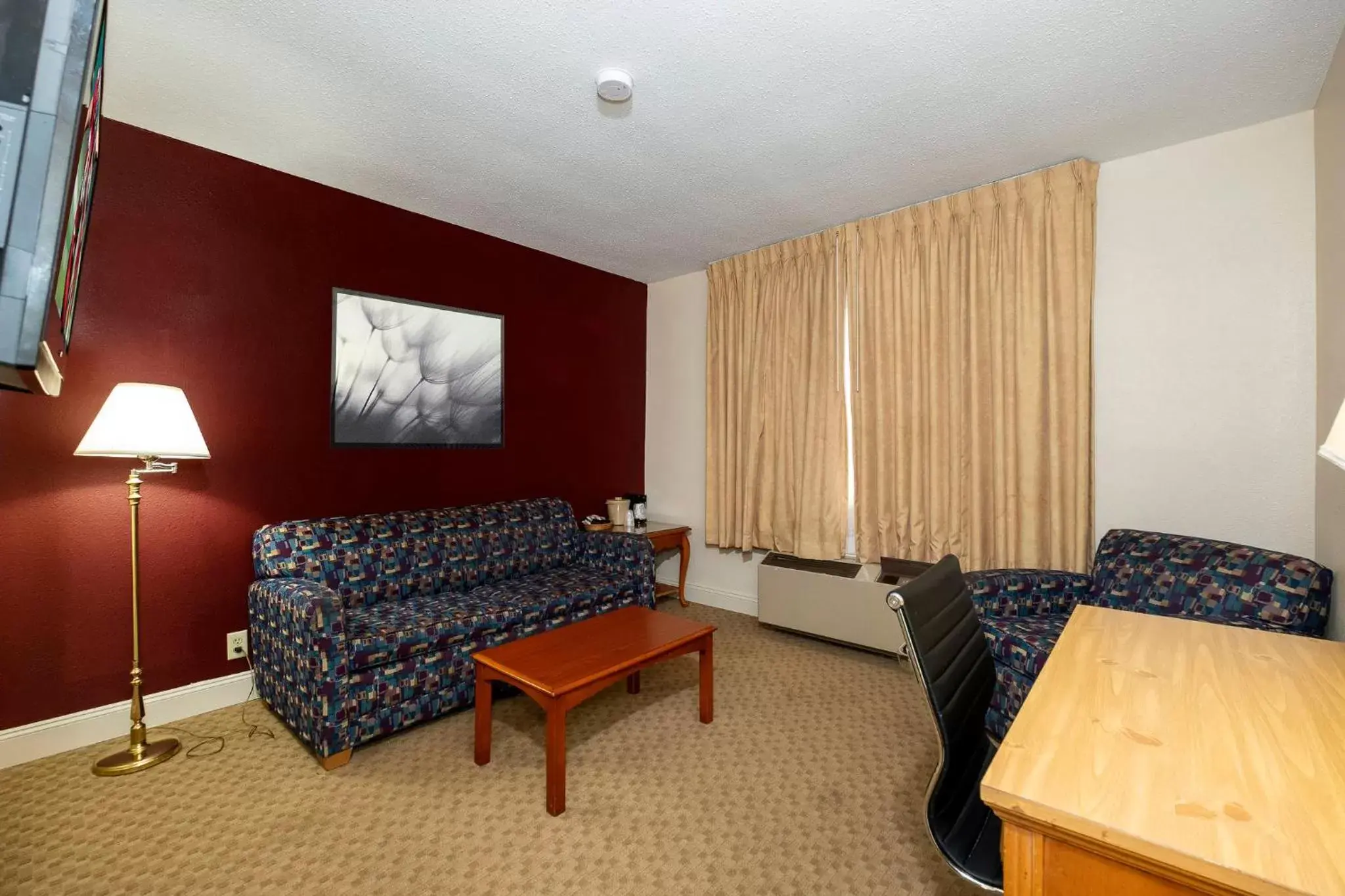 Photo of the whole room, Bed in Red Roof Inn & Suites Hazleton