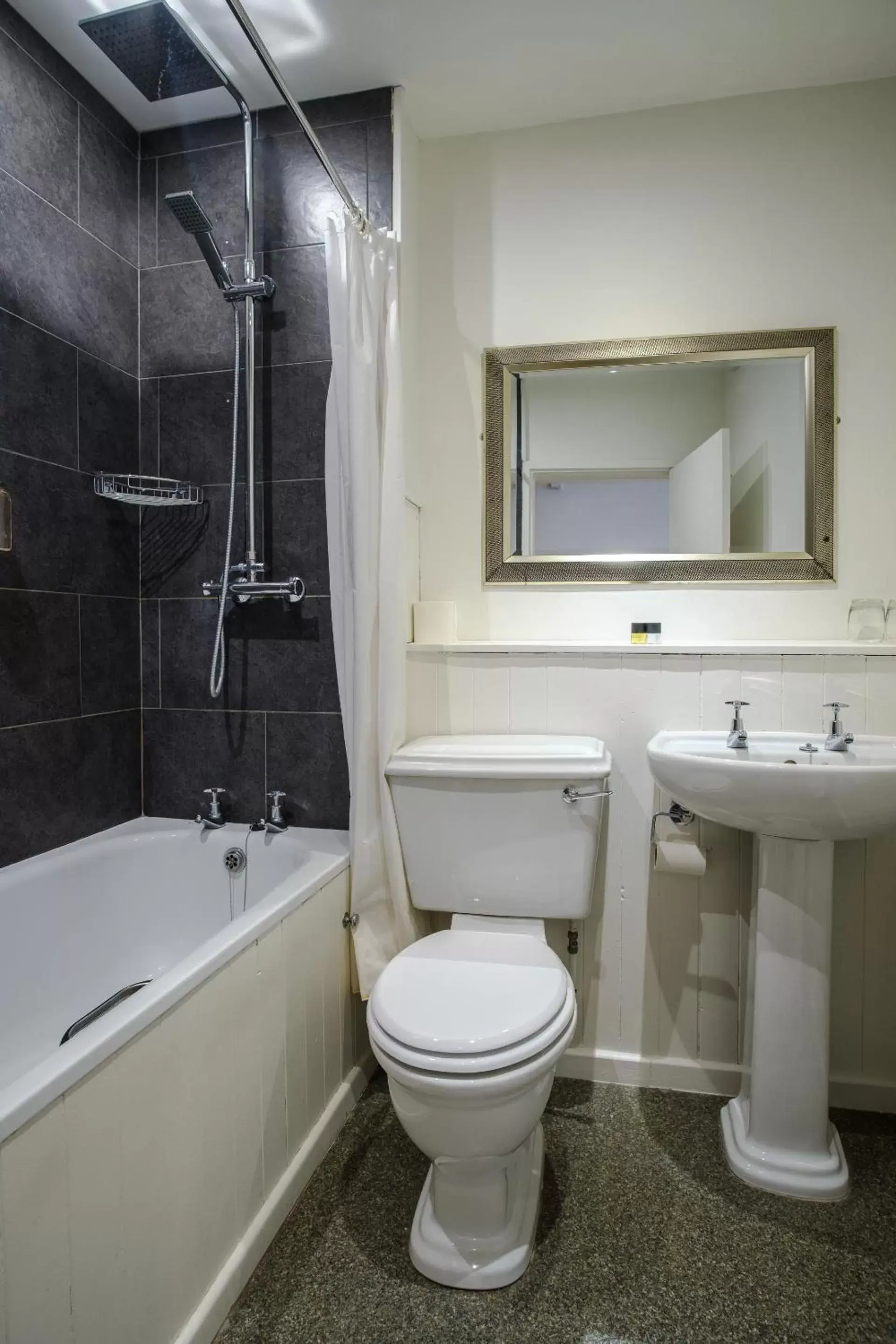 Bathroom in White Hart Inn