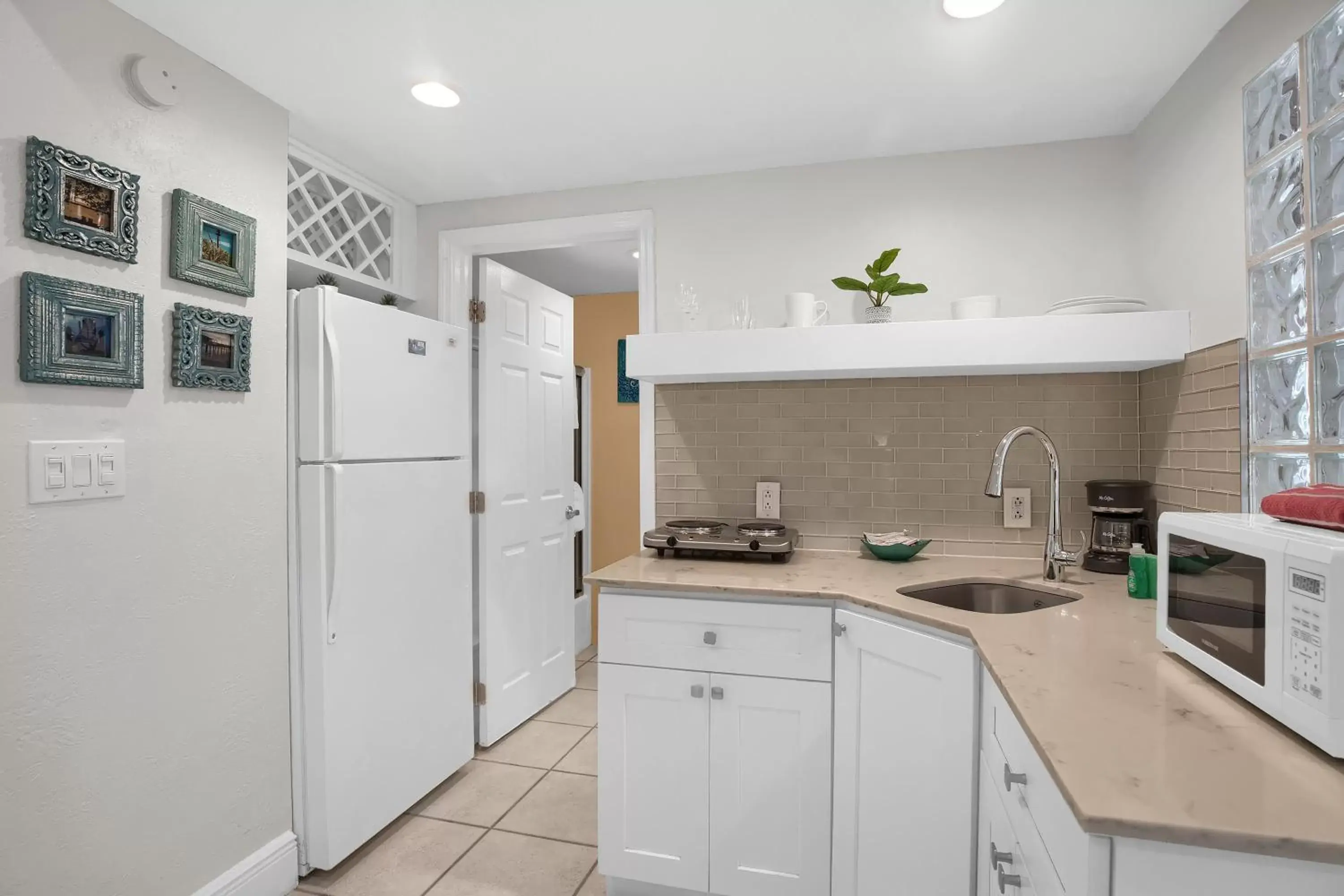 Kitchen or kitchenette, Kitchen/Kitchenette in Atlantic Bay Resort