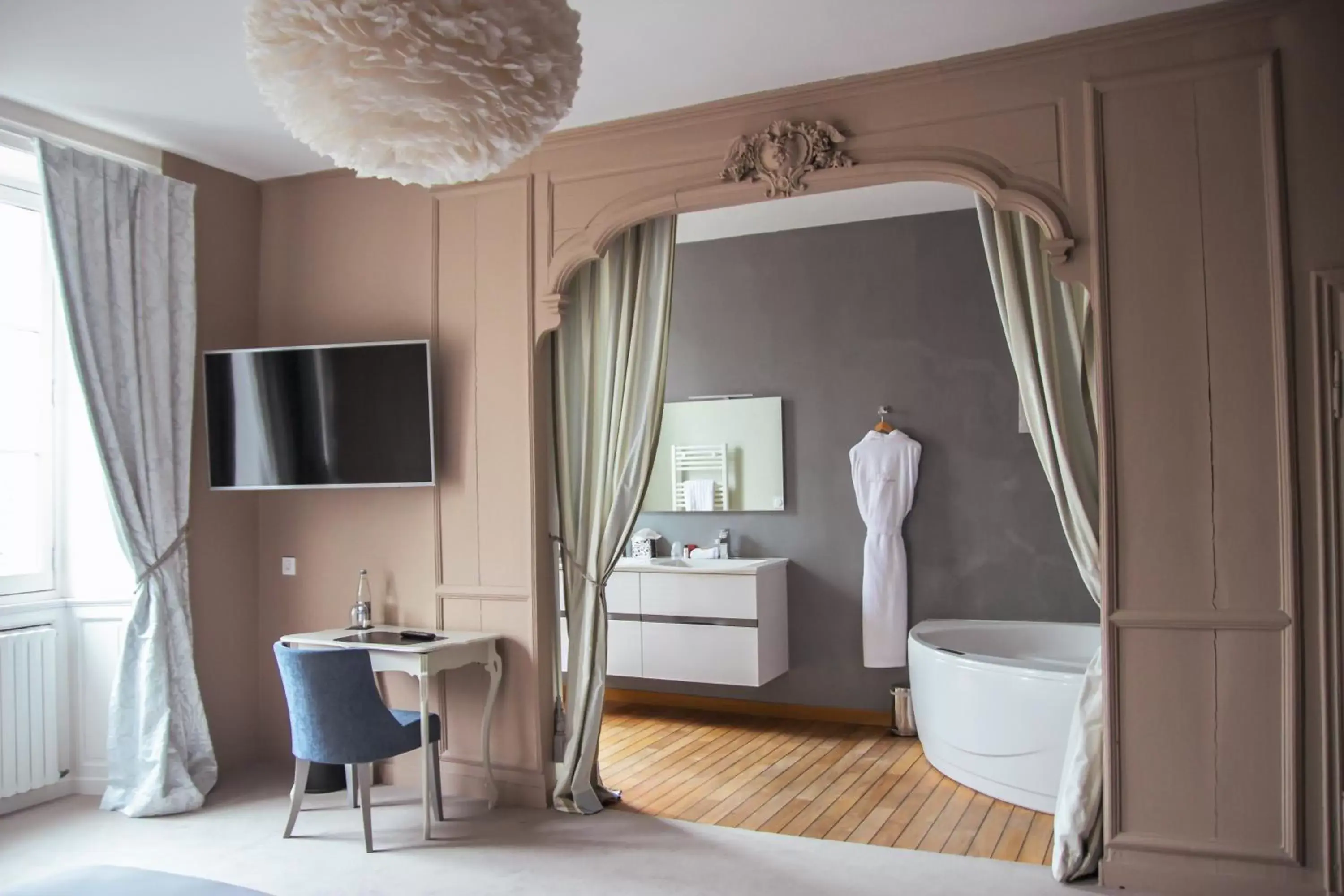 Bathroom, TV/Entertainment Center in Hotel Le Petit Perier