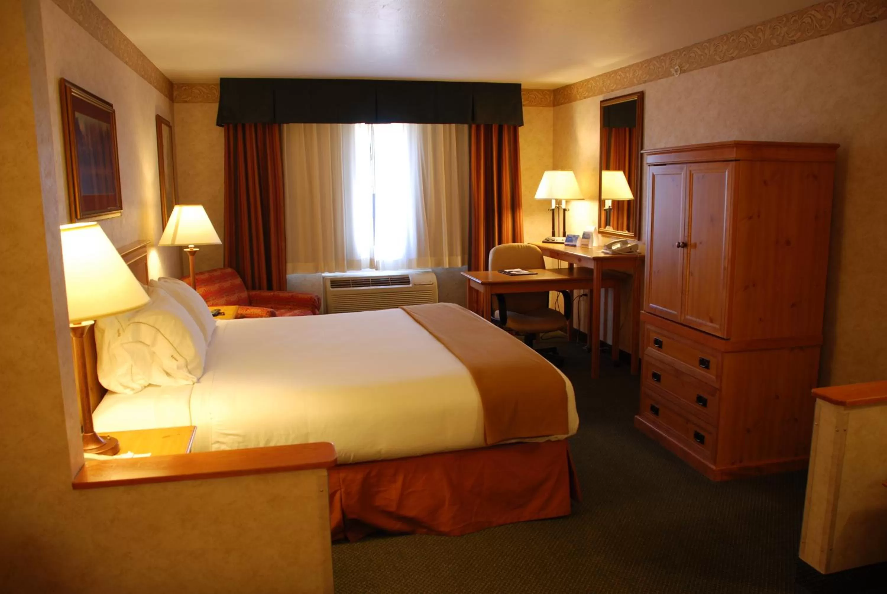 Photo of the whole room, Bed in Holiday Inn Express Hotel & Suites Raton by IHG