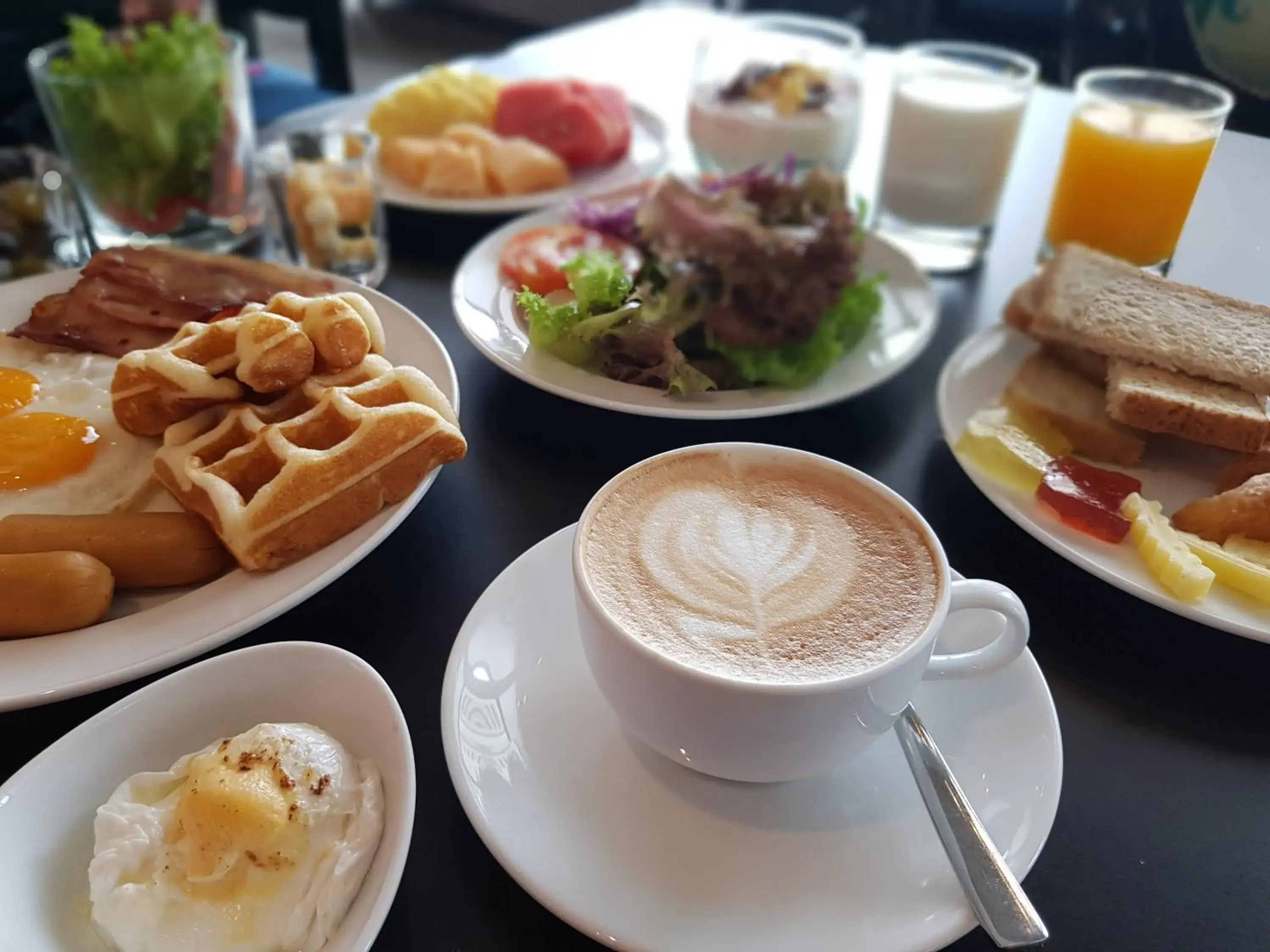 Food and drinks in Hotel Clover Asoke - SHA Extra Plus