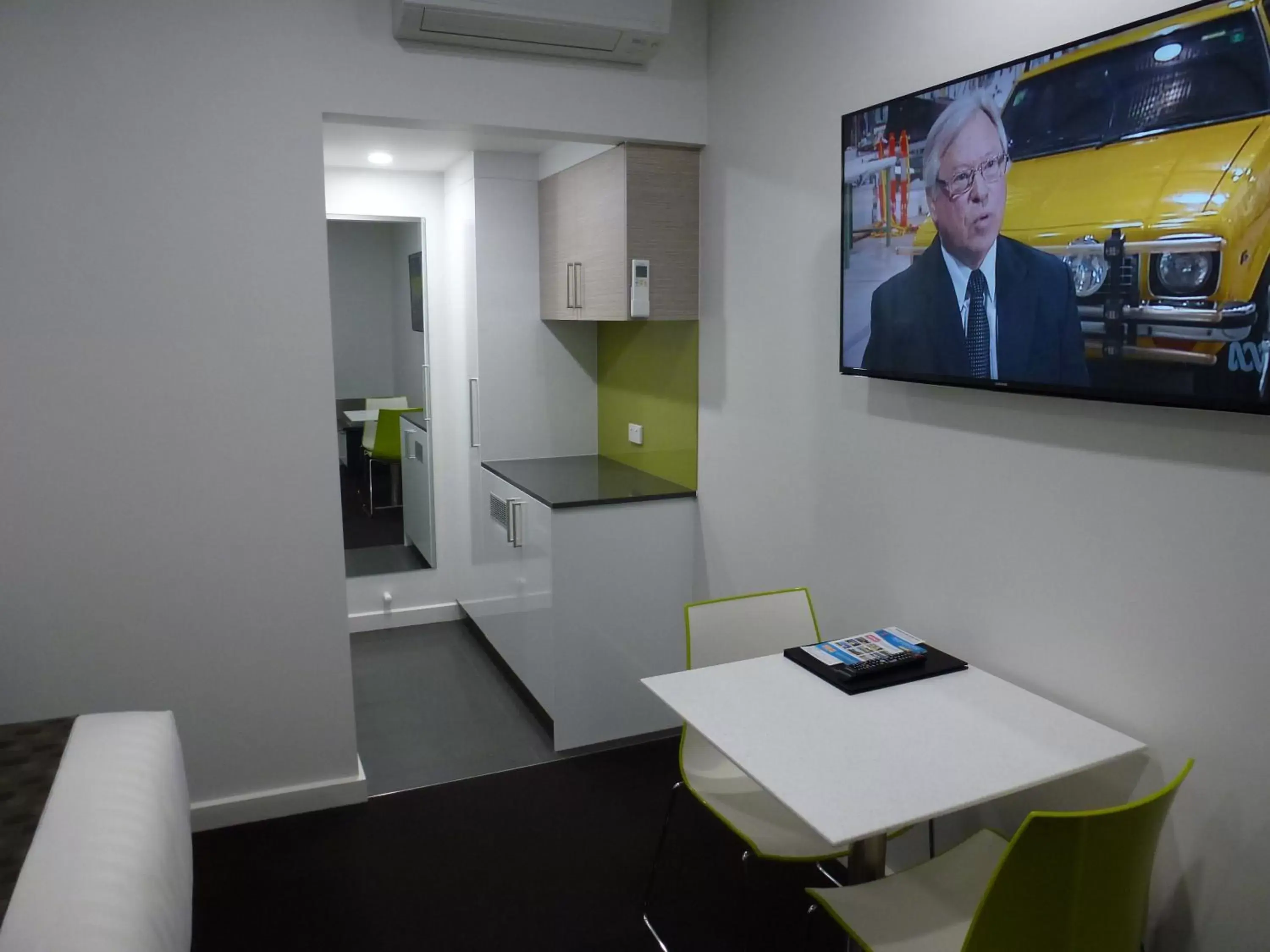 Dining area, TV/Entertainment Center in Tower Motor Inn