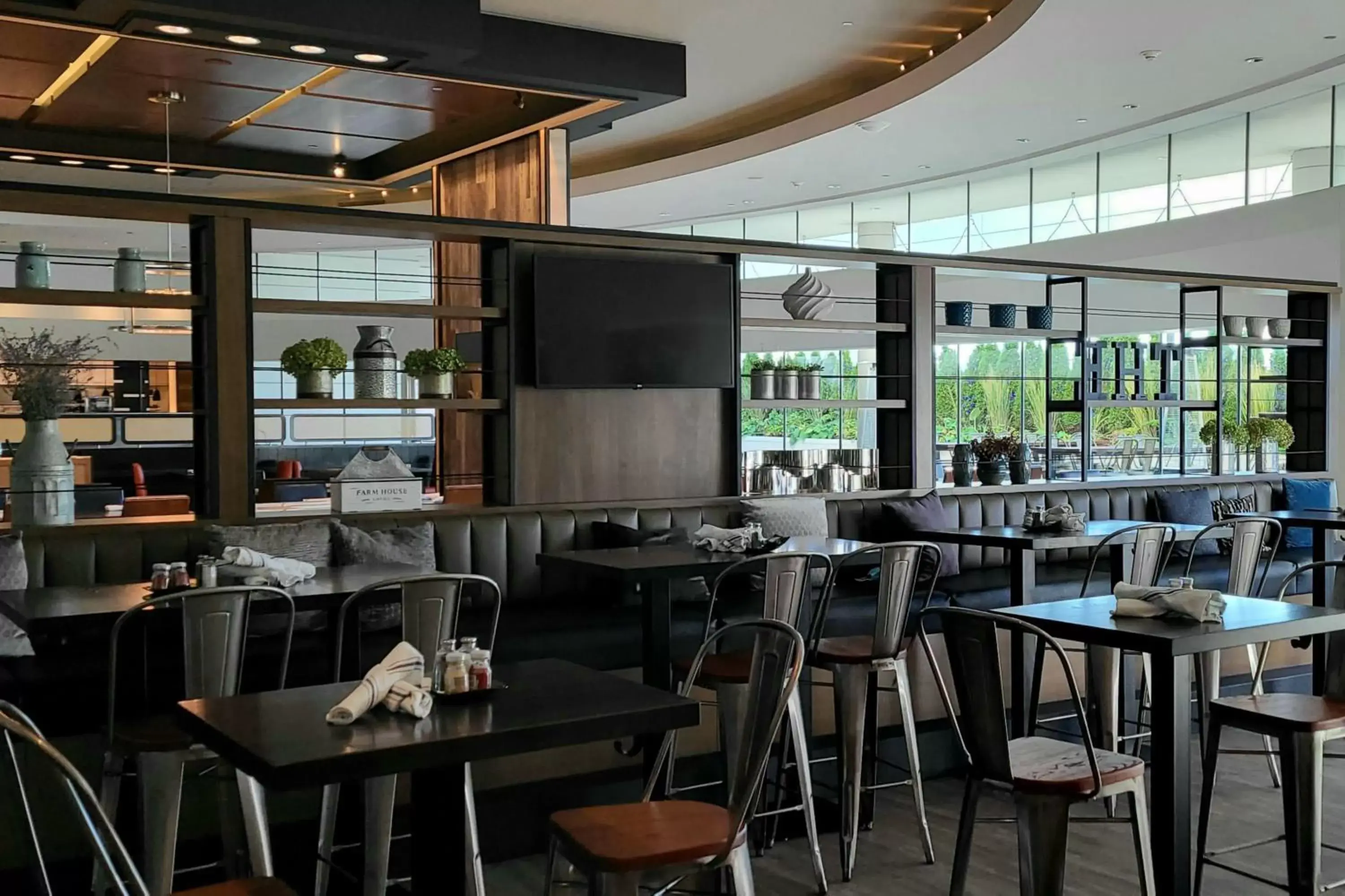 Restaurant/Places to Eat in Renaissance Schaumburg Convention Center Hotel