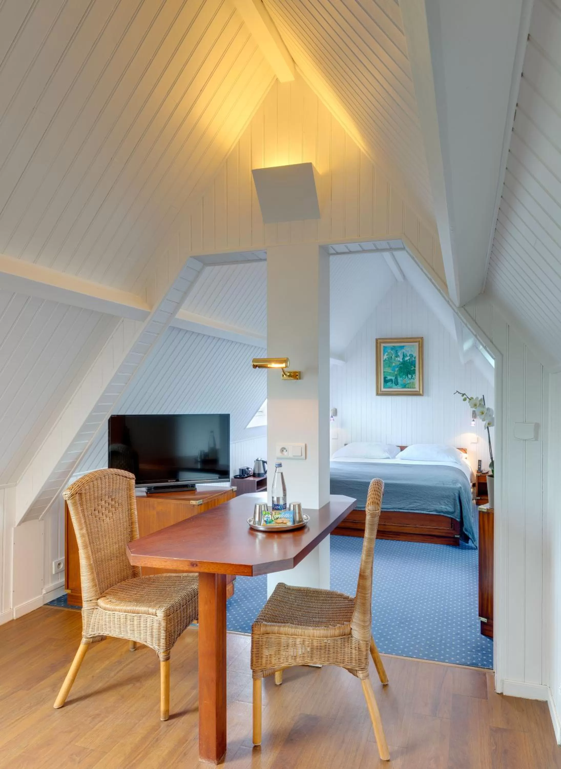 TV and multimedia, TV/Entertainment Center in Ar Men Du, Hôtel 3 Etoiles Restaurant Gastronomique Durable