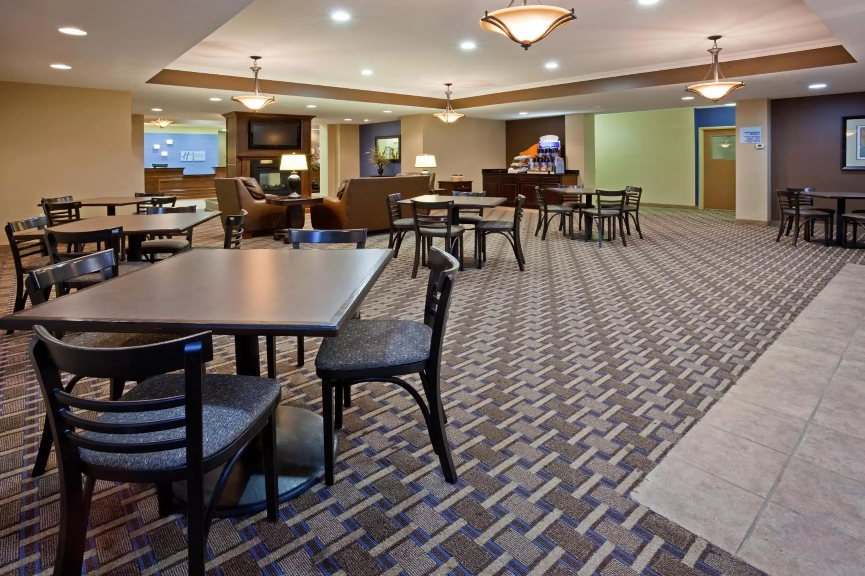 Breakfast, Restaurant/Places to Eat in Holiday Inn Express Devils Lake, an IHG Hotel