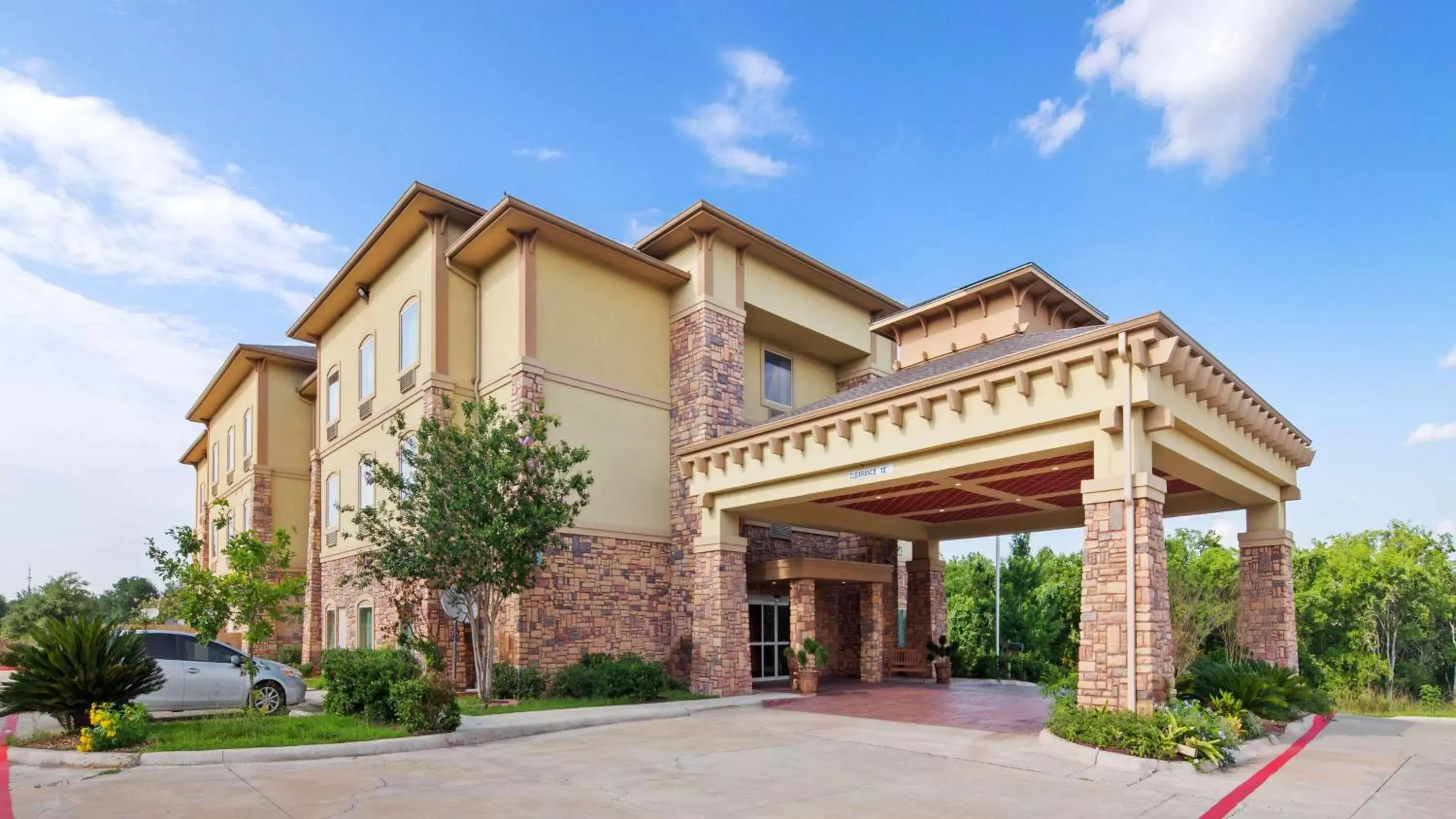 Property Building in Best Western Plus Goliad Inn & Suites