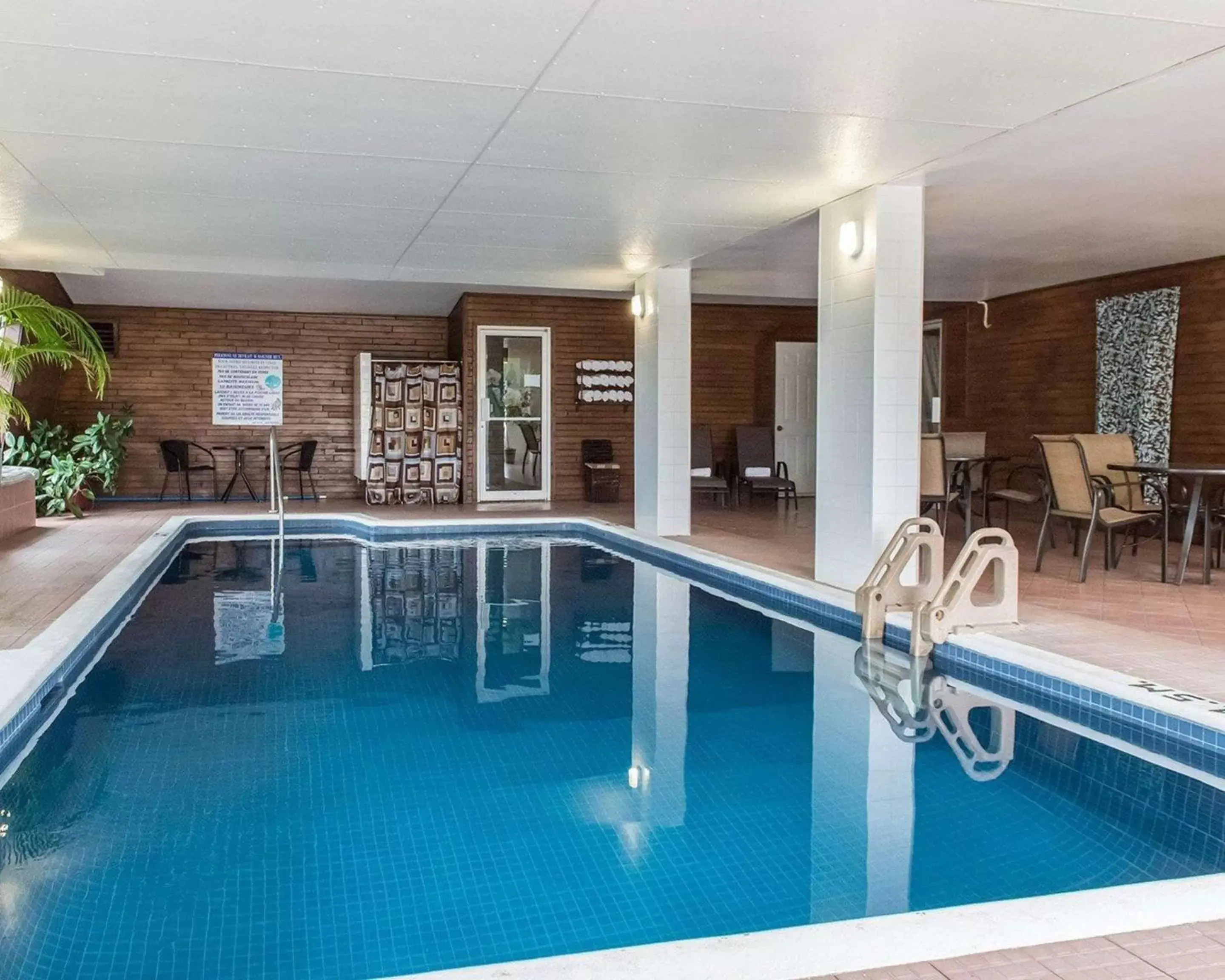 Property building, Swimming Pool in Quality Inn Mont-Laurier