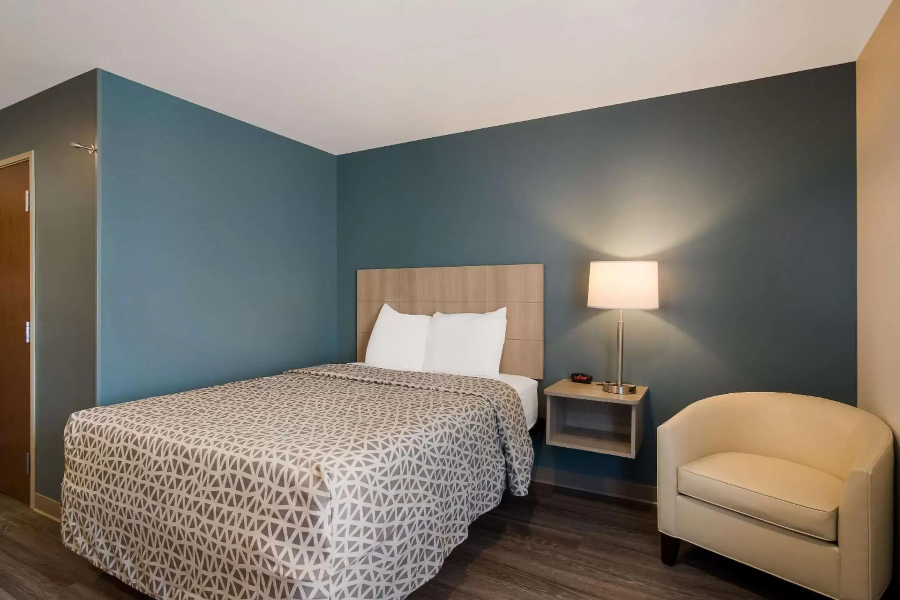 Bedroom, Bed in WoodSpring Suites Grand Rapids Kentwood