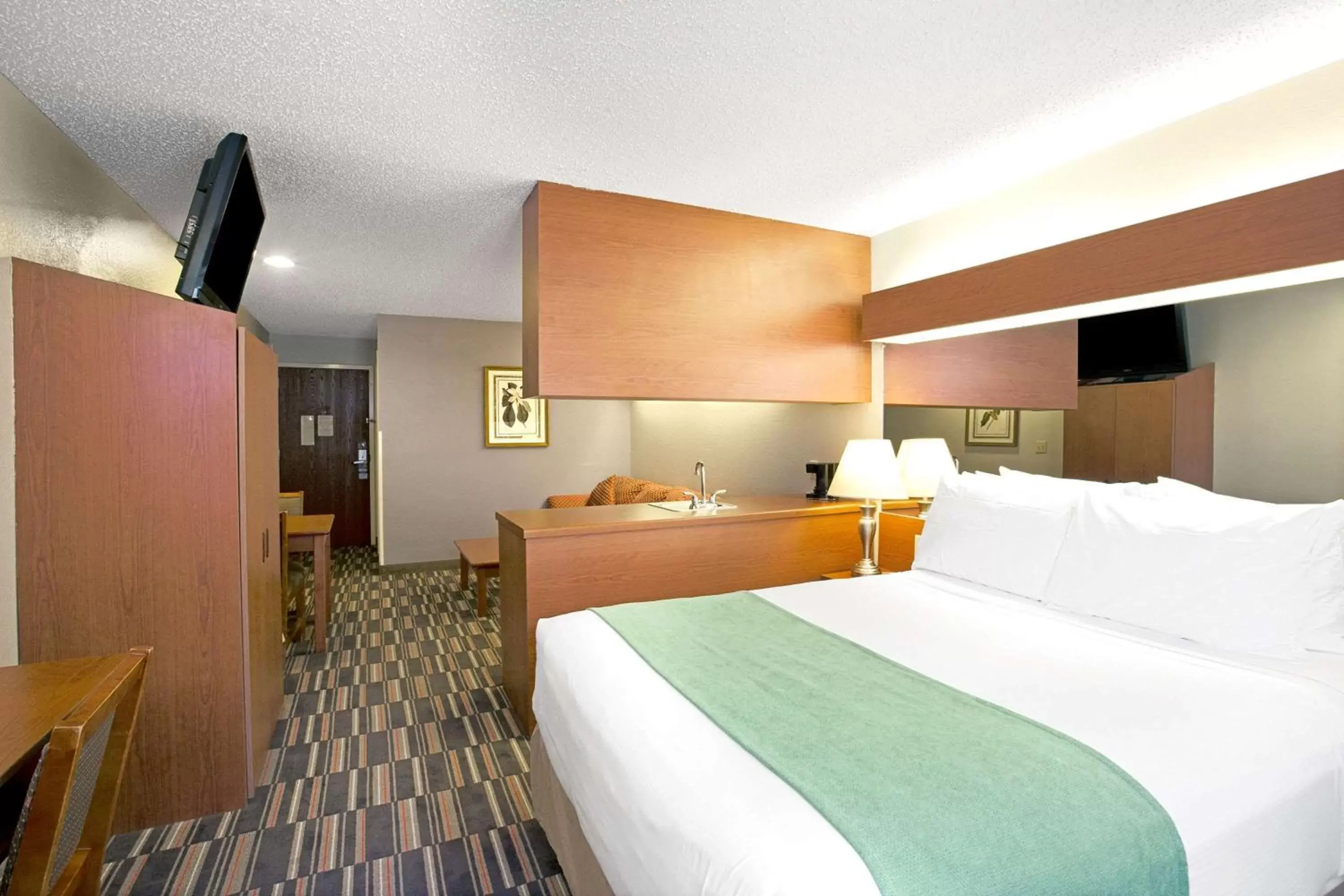 Photo of the whole room, Bed in Microtel Inn & Suites by Wyndham Cherokee